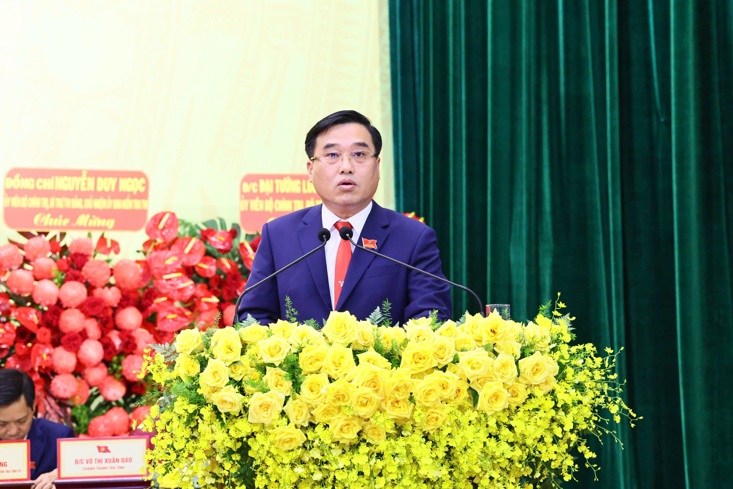 Đồng chí Hồ Văn Nam, Ủy viên Ban thường vụ Tỉnh ủy, Bí thư Đảng ủy, chủ tịch HĐND phường Trấn Biên phát biểu tham luận tại đại hội