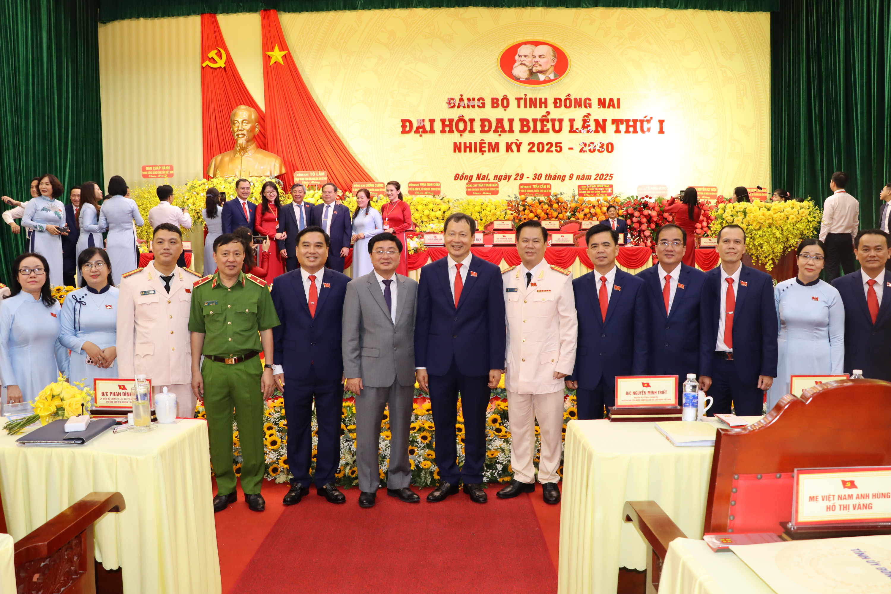 Đoàn Đại biểu phường Trấn Biên chụp hình lưu niệm với đồng chí Vũ hồng Văn, bí thư Tỉnh ủy Đồng Nai