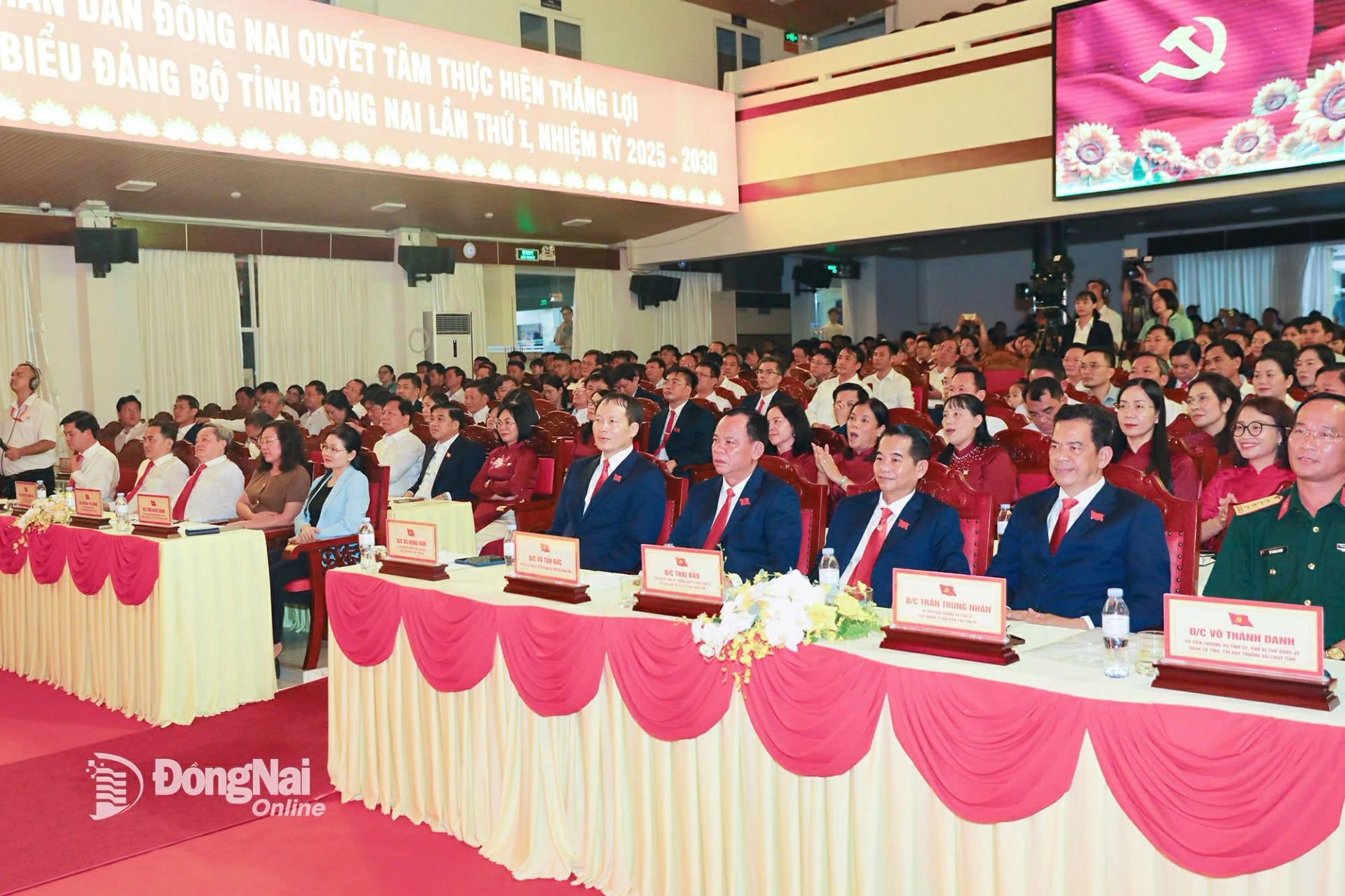 Các đồng chí lãnh đạo tỉnh Đồng Nai và các đại biểu tham dự chương trình nghệ thuật. Ảnh: Huy Anh