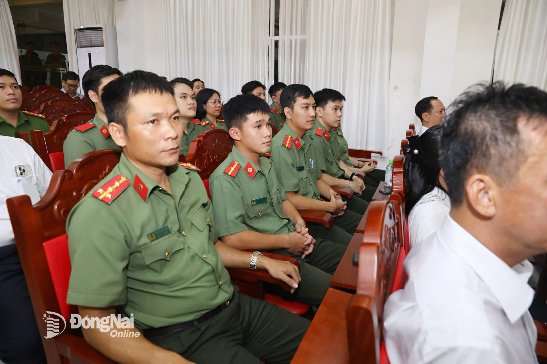 Các đại biểu thưởng thức các tiết mục nghệ thuật đặc sắc tại chương trình. Ảnh: Huy Anh