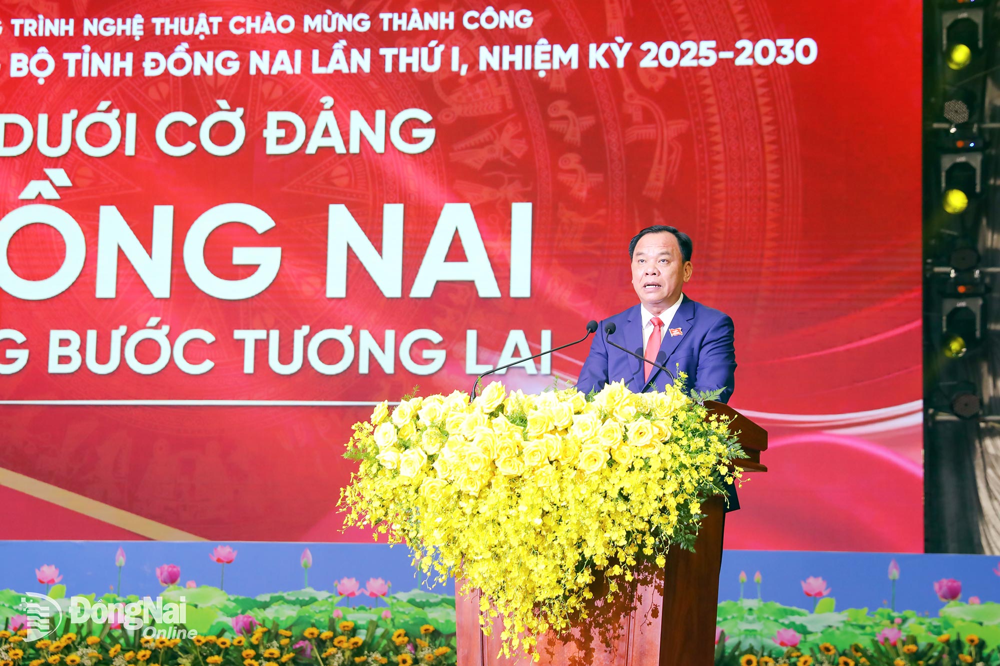 Phó Bí thư Tỉnh ủy, Chủ tịch UBND tỉnh Đồng Nai Võ Tấn Đức phát biểu tại Chương trình nghệ thuật chào mừng thành công Đại hội đại biểu Đảng bộ tỉnh Đồng Nai lần thứ I, nhiệm kỳ 2025-2030. Ảnh: Huy Anh