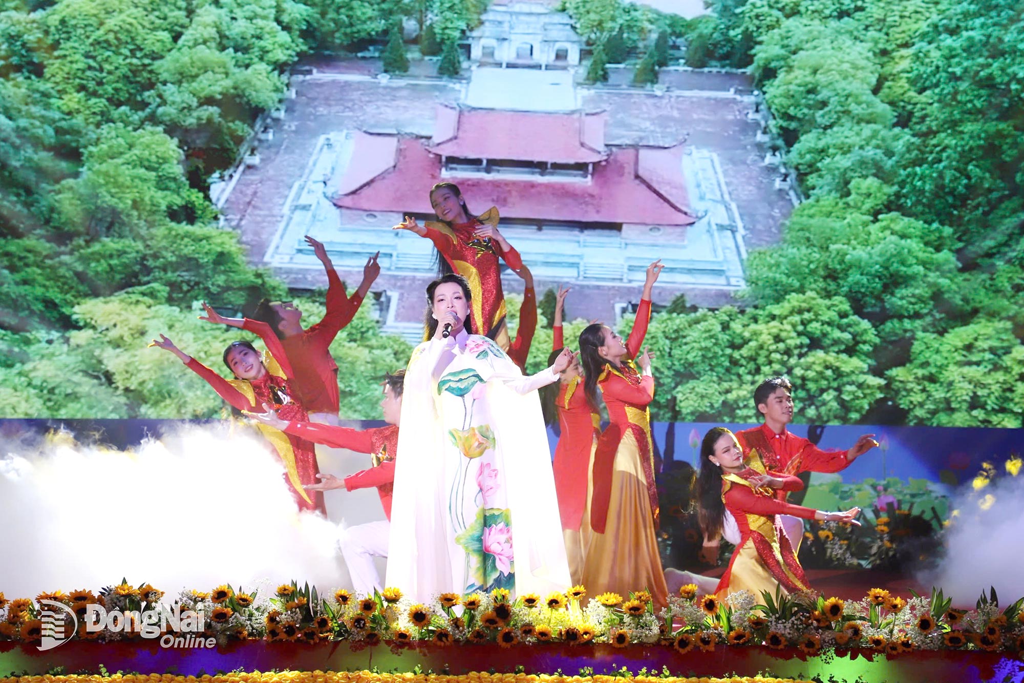 Tiết mục Việt Nam tôi. Ảnh: My Ny