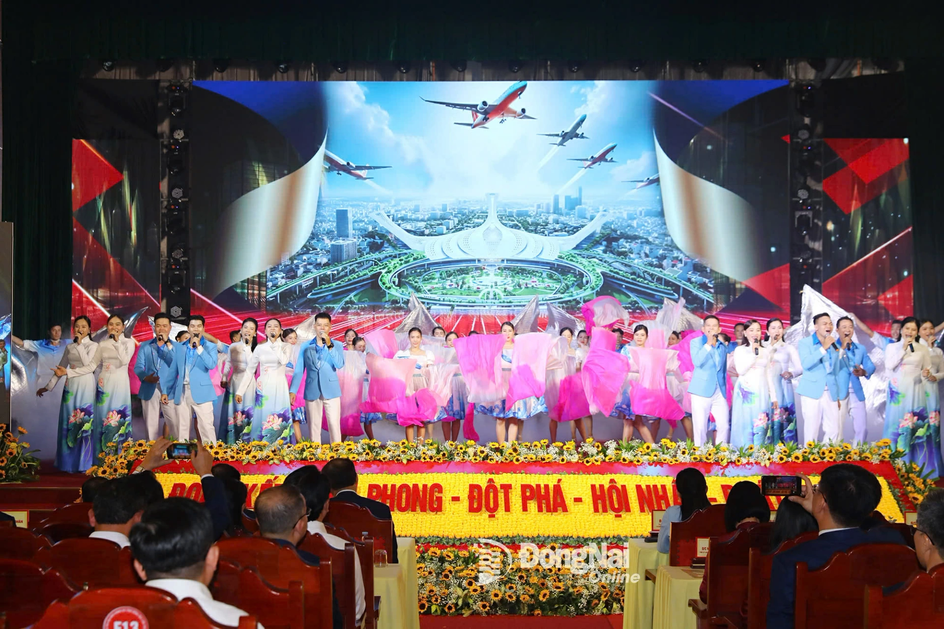 Các tiết mục văn nghệ đặc sắc tại chương trình. Ảnh: Huy Anh