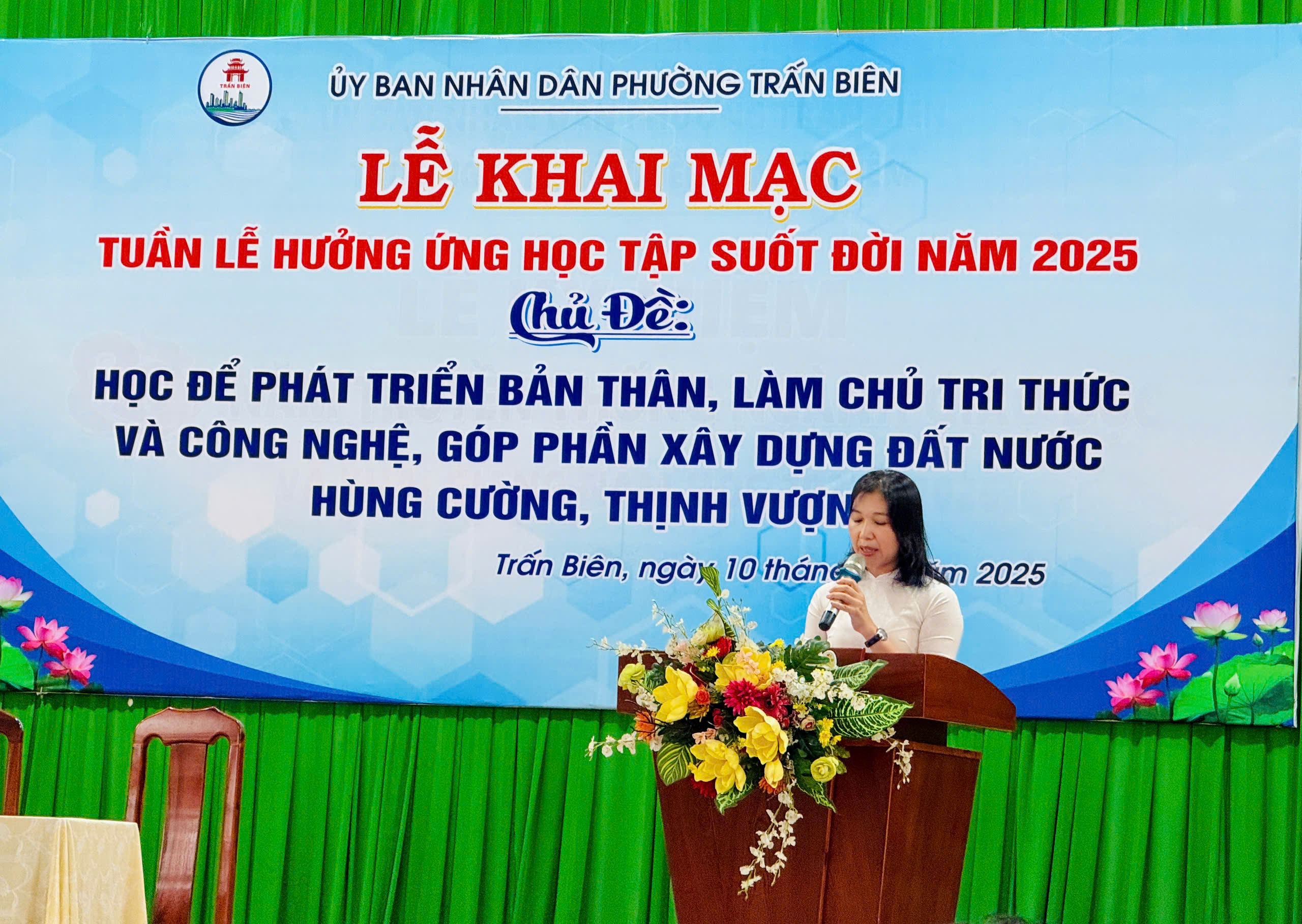 Bà Đỗ Thị Hương Thùy – Phó Hiệu trưởng trường THCS Trần Hưng Đạo phát biểu tại “Tuần lễ hưởng ứng học tập suốt đời”