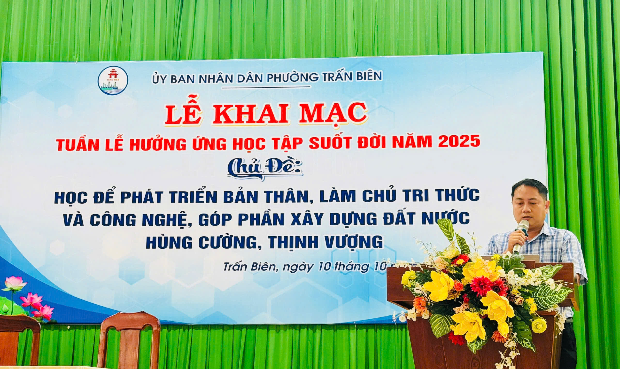 Ông Nguyễn Trọng Hiếu – Đại diện Trung tâm VHTT- HTCĐ phường phát biểu tại “Tuần lễ hưởng ứng học tập suốt đời”