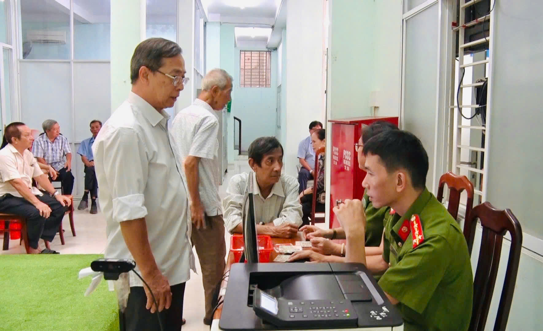 Phường Trấn Biên thực hiện công tác chuyển đổi thẻ Đảng.