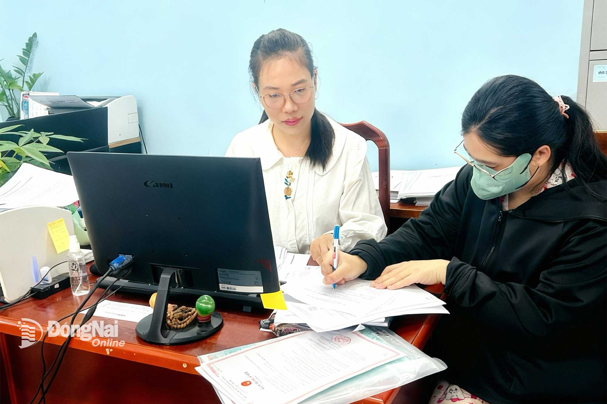 Phụ nữ sinh đủ 2 con trước 35 tuổi làm thủ tục đăng ký nhận tiền hỗ trợ tại UBND xã Hưng Thịnh. Ảnh: Kim Liễu