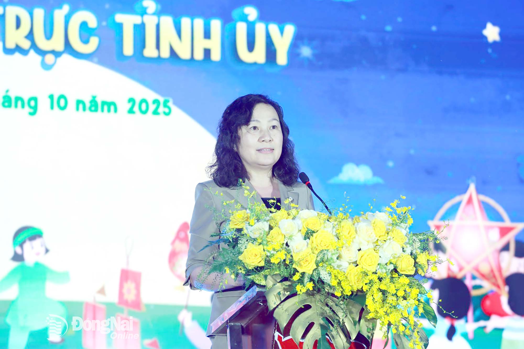 Phó Bí thư Tỉnh ủy, Chủ tịch Ủy ban MTTQ Việt Nam tỉnh Đồng Nai Huỳnh Thị Hằng phát biểu chúc mừng các em thiếu nhi dịp tết Trung thu. Ảnh: Huy Anh