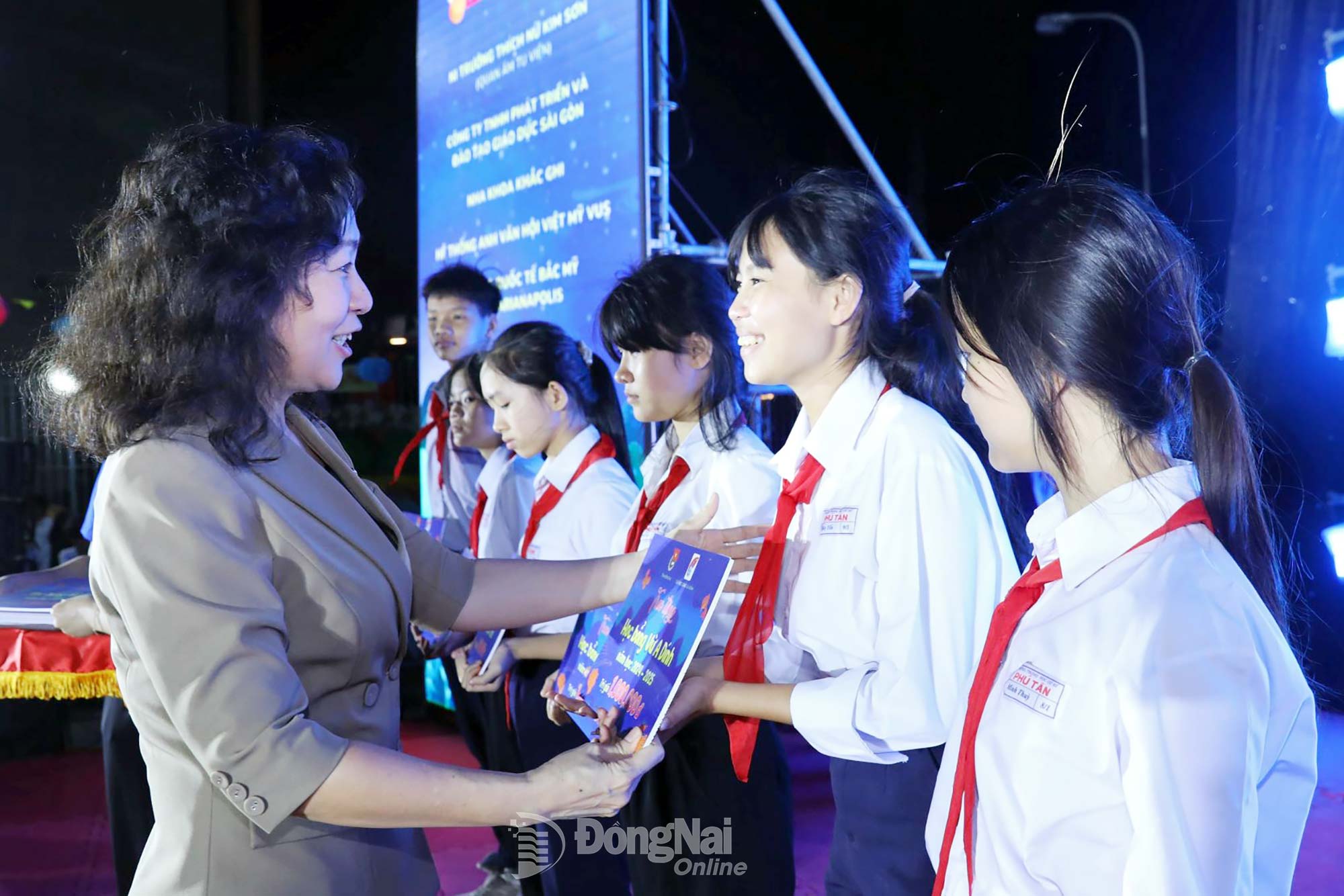 Phó Bí thư Tỉnh ủy, Chủ tịch Ủy ban MTTQ Việt Nam tỉnh Đồng Nai Huỳnh Thị Hằng trao học bổng Vừ A Dính cho các thiếu nhi vượt khó học tốt. Ảnh: Huy Anh