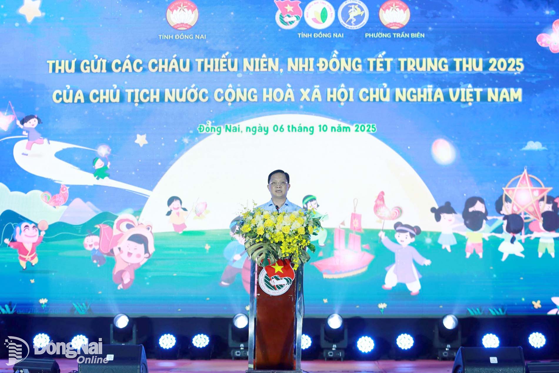 Ủy viên Ban Thường vụ Tỉnh ủy, Phó Chủ tịch Thường trực Ủy ban MTTQ Việt Nam tỉnh Đồng Nai Hà Anh Dũng đọc thư của Chủ tịch nước gửi các cháu thiếu niên, nhi đồng dịp tết Trung thu. Ảnh: Huy Anh