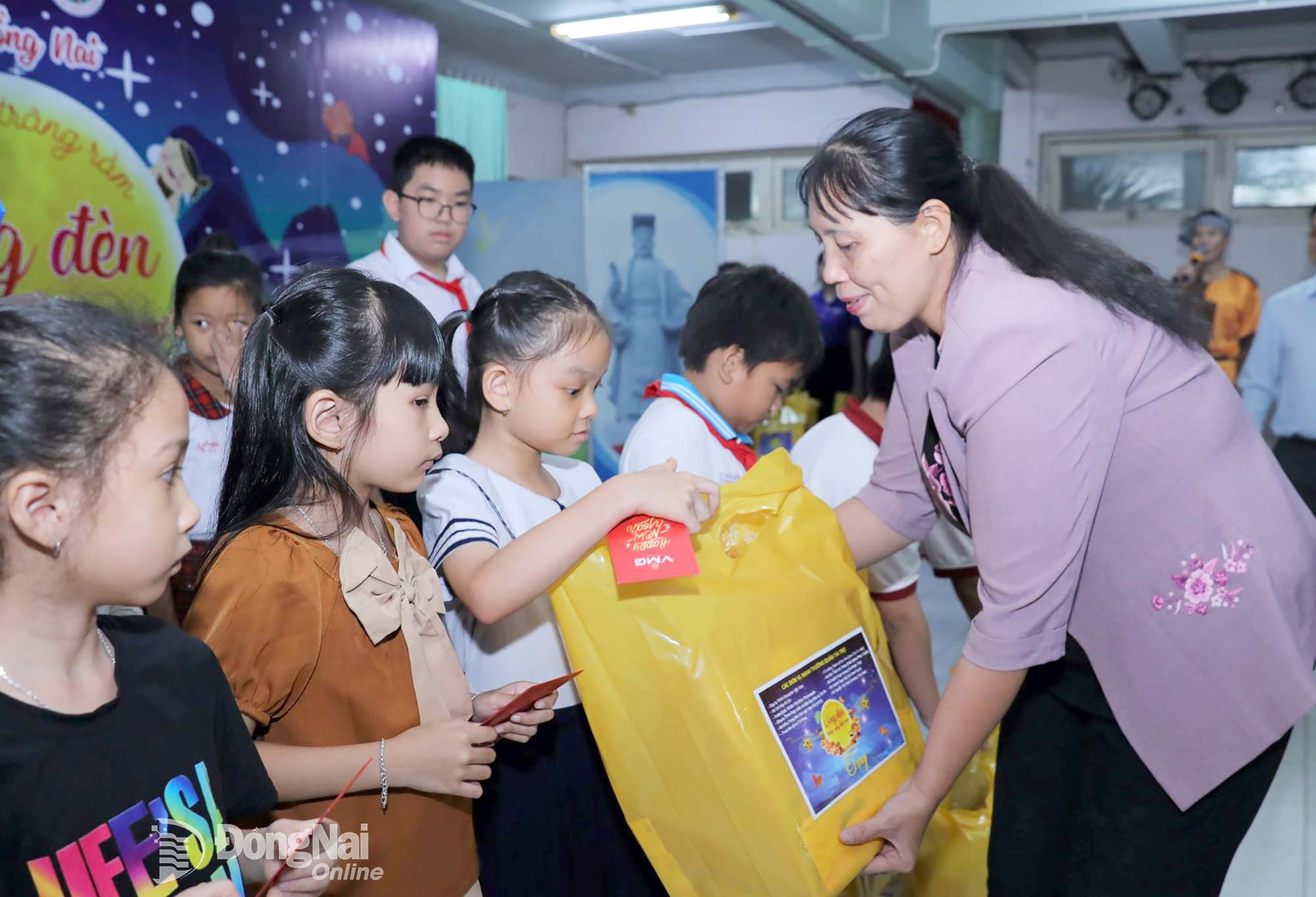 Tỉnh ủy viên, Phó Trưởng ban Tuyên giáo và Dân vận Tỉnh ủy Đồng Nai Lê Thị Thái trao quà cho các em thiếu nhi tại đêm hội trăng rằm. Ảnh: Huy Anh