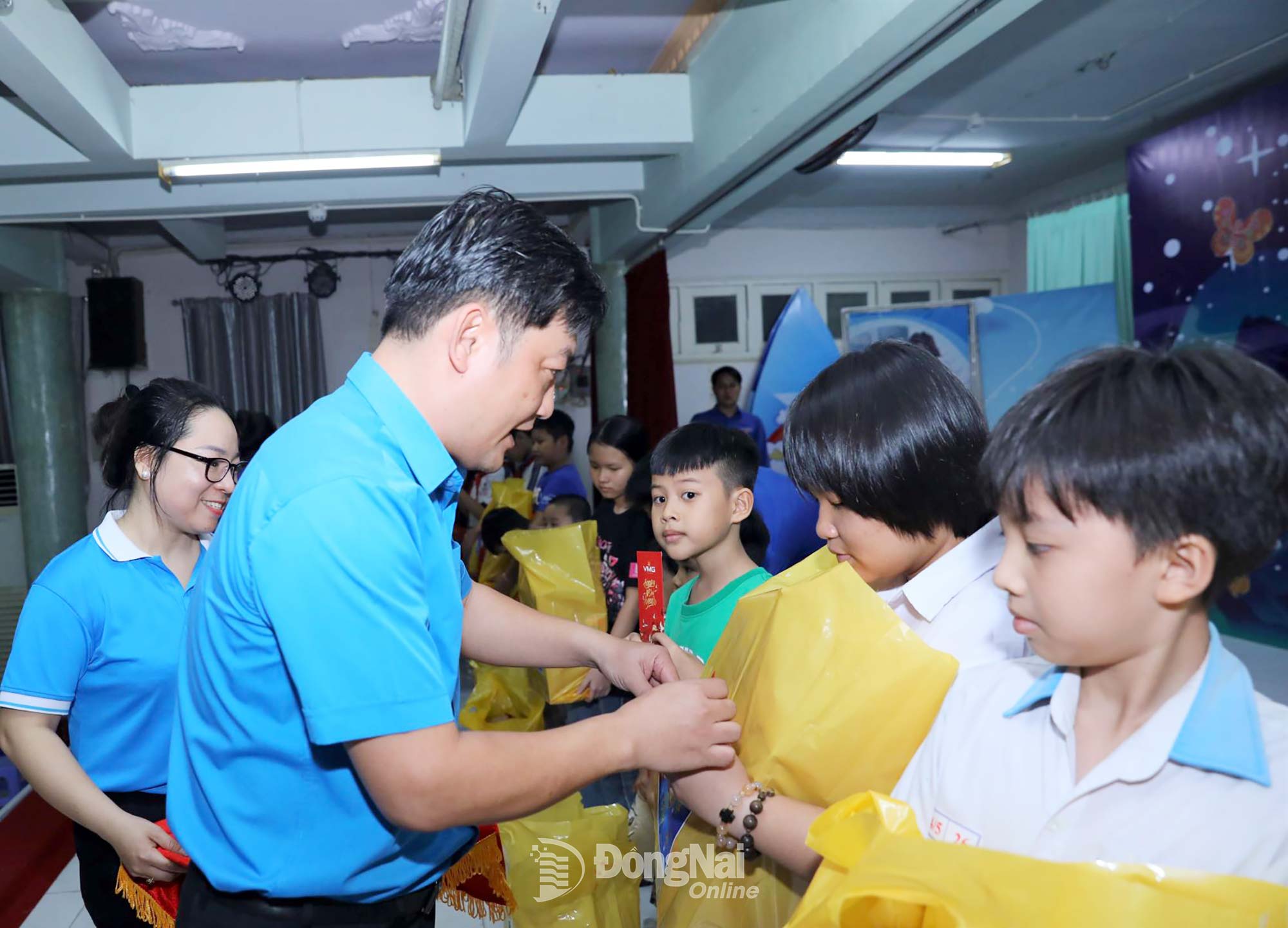Tỉnh ủy viên, Phó Chủ tịch Ủy ban MTTQ Việt Nam tỉnh, Chủ tịch Liên đoàn Lao động tỉnh Đồng Nai Nguyễn Quốc Dũng trao quà cho các em thiếu nhi. Ảnh: Huy Anh