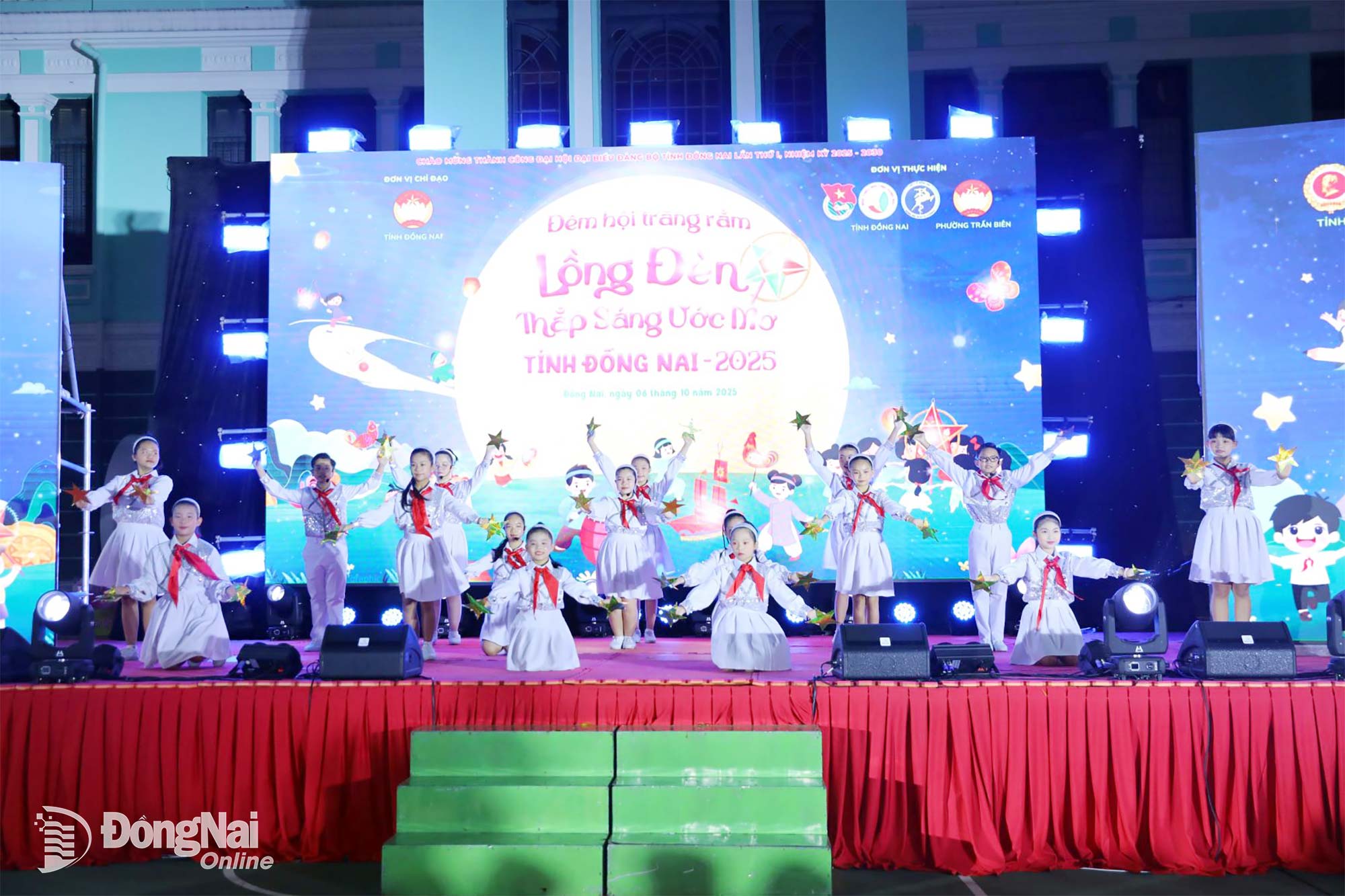 Các em thiếu nhi được xem múa lân, chương trình văn nghệ tại Đêm hội trăng rằm. Ảnh: Huy Anh
