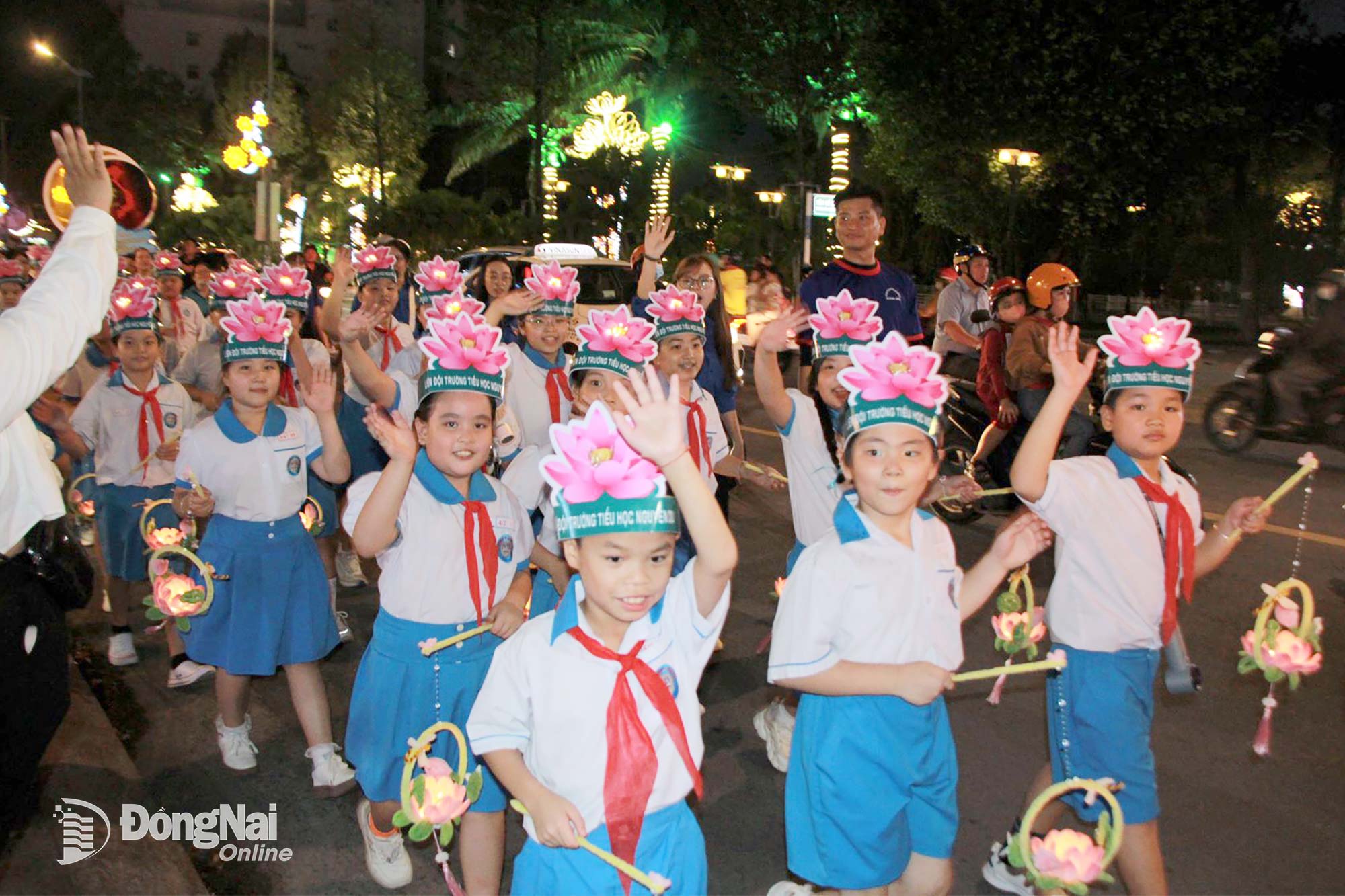 Đoàn viên, thanh thiếu nhi tham gia rước đèn trên một số tuyến đường ở phường Trấn Biên. Ảnh: Nga Sơn