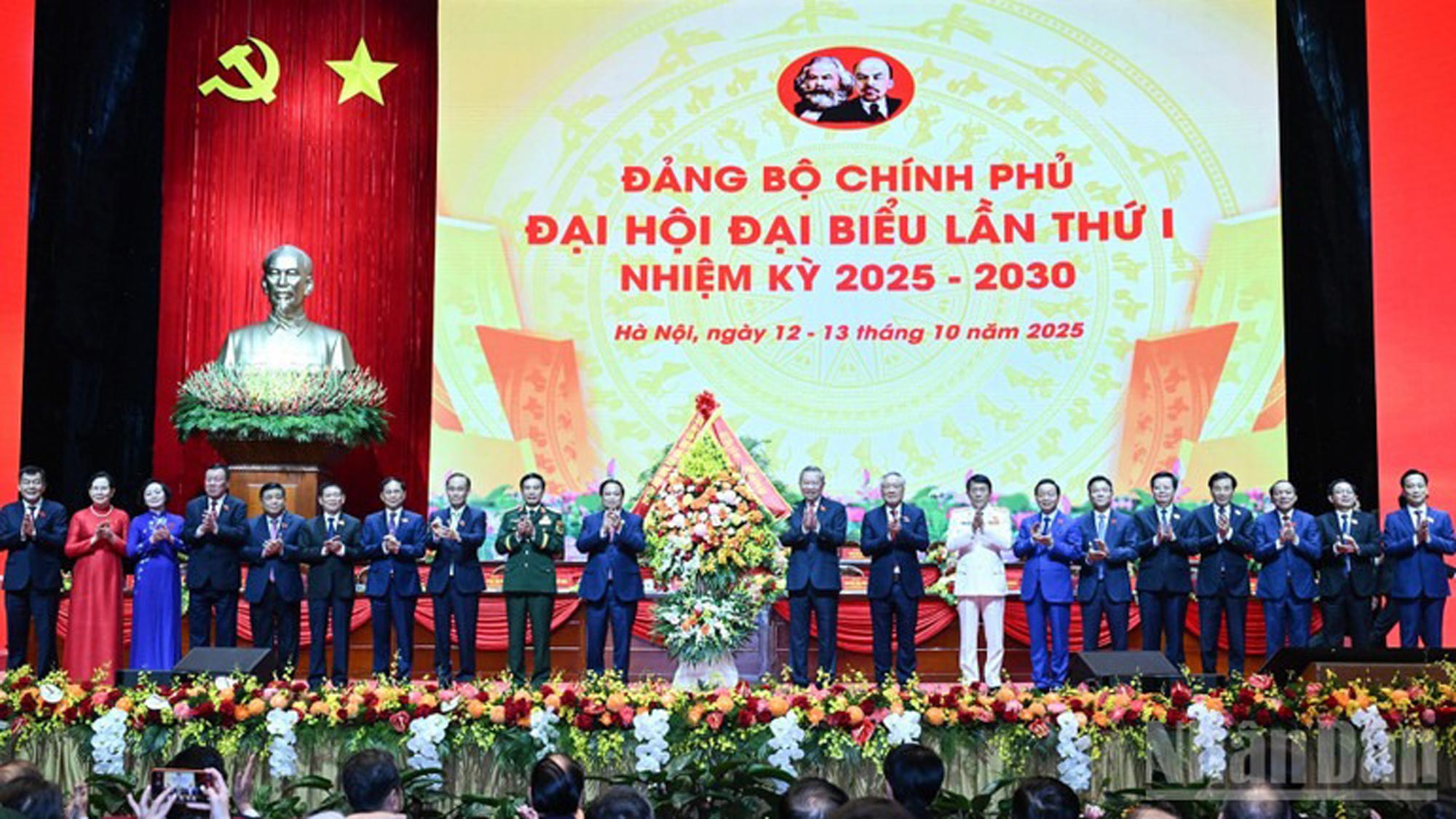Tổng Bí thư Tô Lâm tặng hoa chúc mừng Đại hội đại biểu Đảng bộ Chính phủ lần thứ I, nhiệm kỳ 2025-2030. Ảnh: TRẦN HẢI