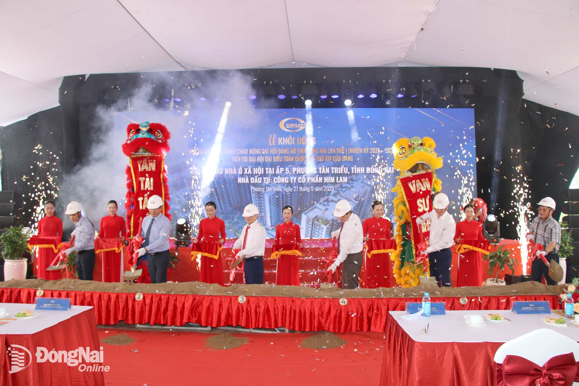 Các đại biểu thực hiện nghi thức khởi động Dự án Khu nhà ở xã hội tại ấp 5, phường Tân Triều, tỉnh Đồng Nai vào tháng 9-2025. Ảnh: Hải Quân