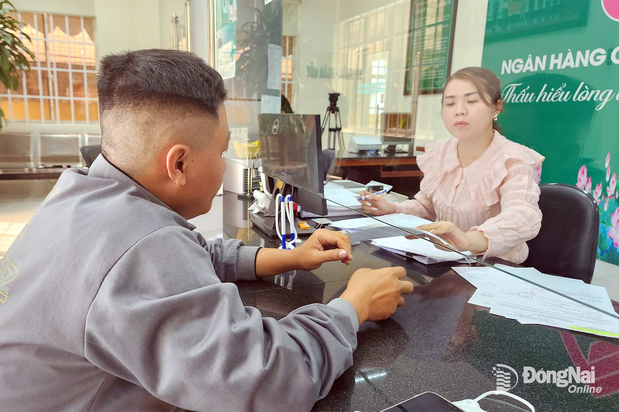 Khách hàng đến làm thủ tục giải ngân vốn vay mua nhà ở xã hội tại trụ sở Ngân hàng Chính sách xã hội chi nhánh Đồng Nai. Ảnh: Hải Quân