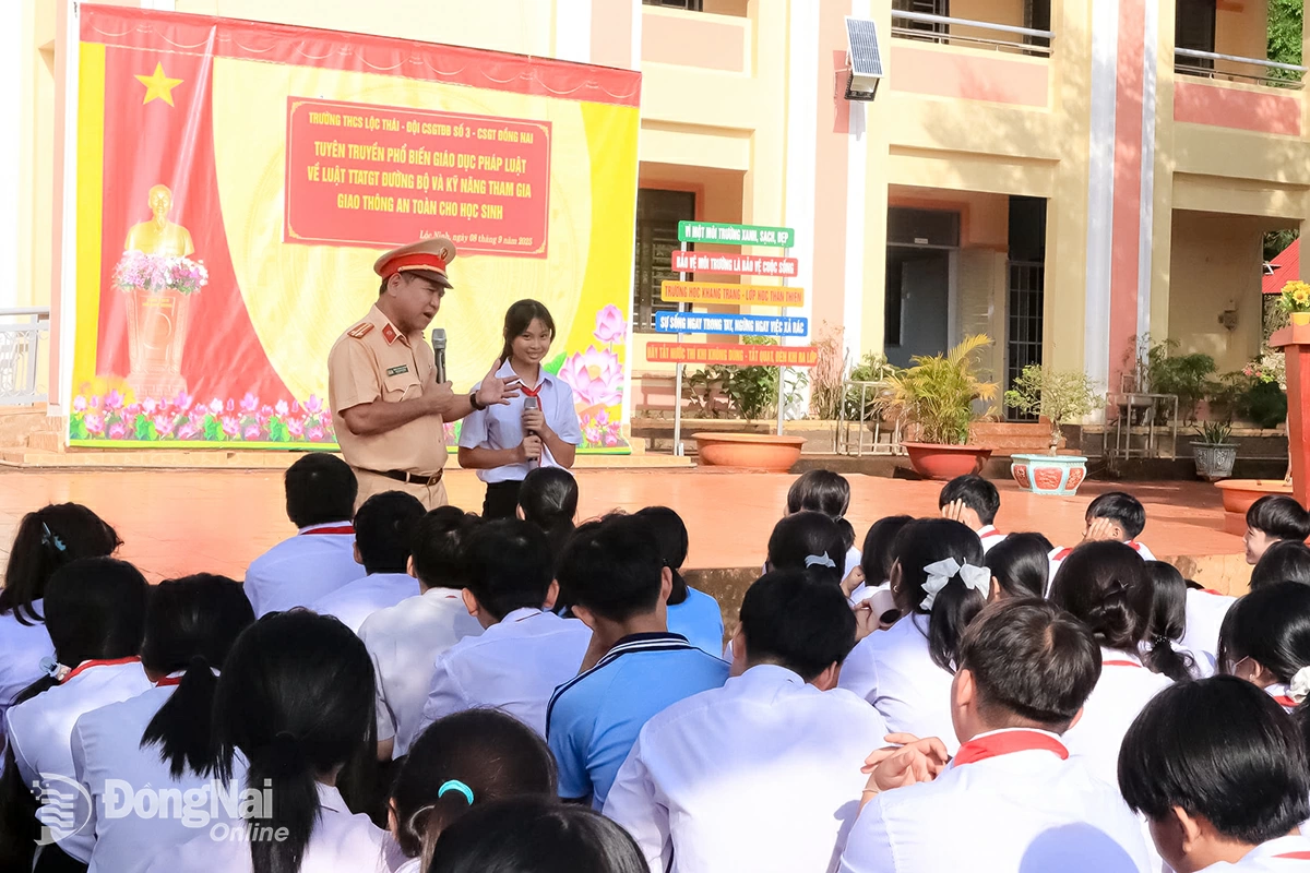 Tuyên truyền, phổ biến pháp luật về an toàn giao thông đường bộ và kỹ năng tham gia giao thông cho các em học sinh Trường THCS Lộc Thái, xã Lộc Ninh.