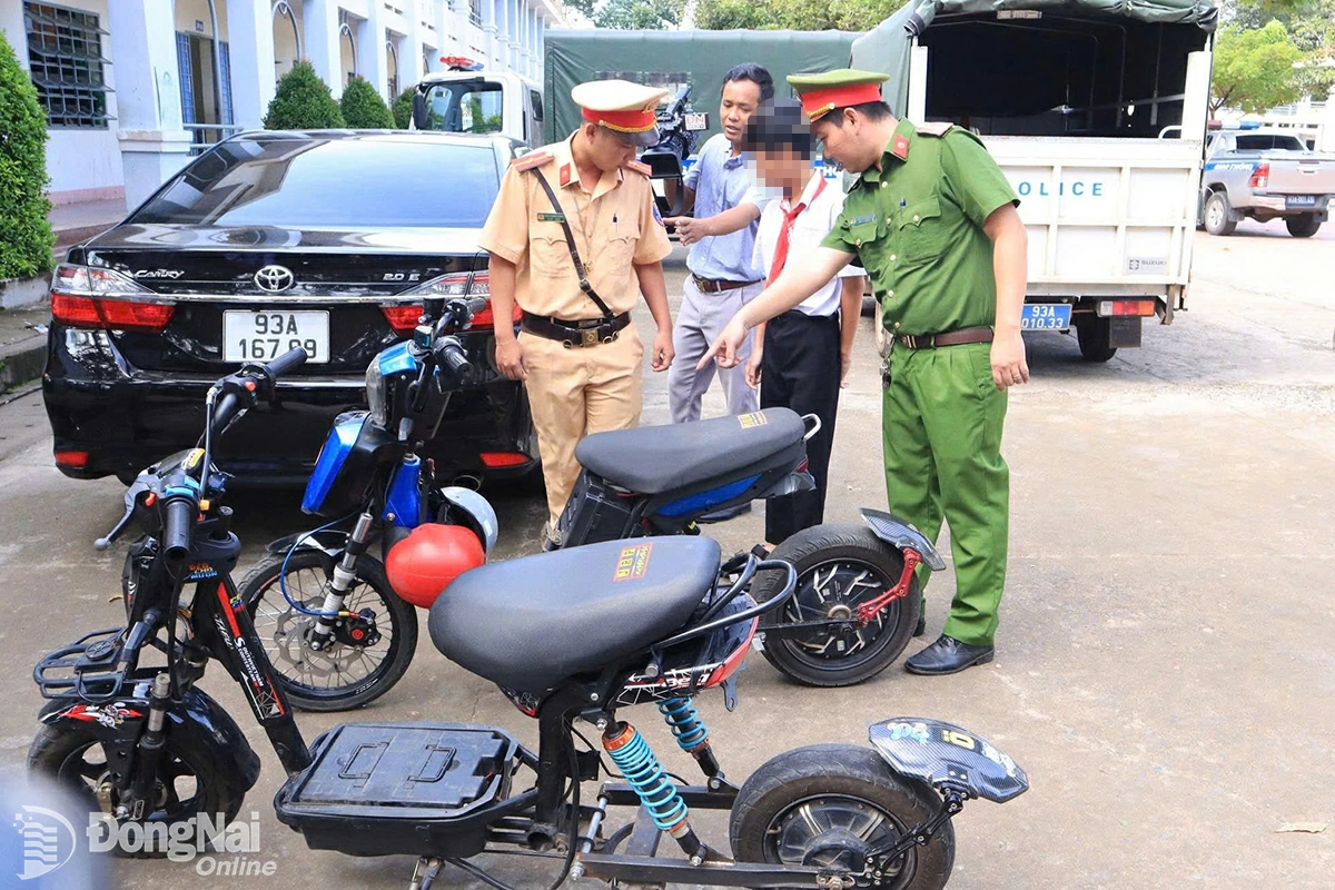 Một trường hợp học sinh điều khiển xe đạp điện độ, chế đến trường được lực lượng chức năng nhắc nhở