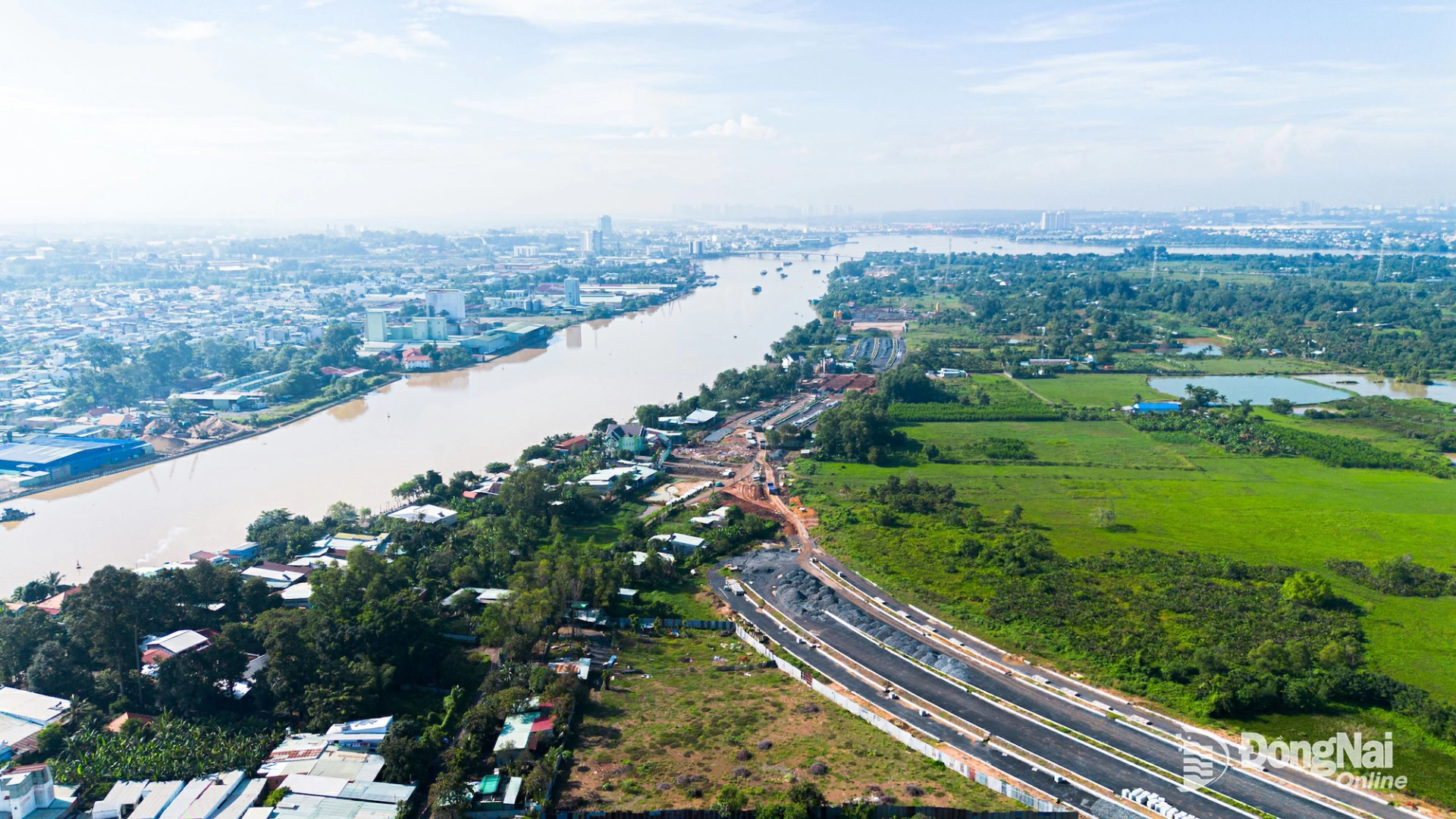 Nhánh 1 có điểm đầu giao với đường Võ Thị Sáu, qua cầu Thống Nhất, qua Cù lao Hiệp Hòa, chạy dọc theo sông Đồng Nai đến điểm cuối giao với đường Đặng Văn Trơn tại nút giao cầu An Hảo. Chiều dài nhánh 1 hơn 3,7km, khối lượng thi công hiện đạt khoảng 65%. Ảnh: Minh Tài