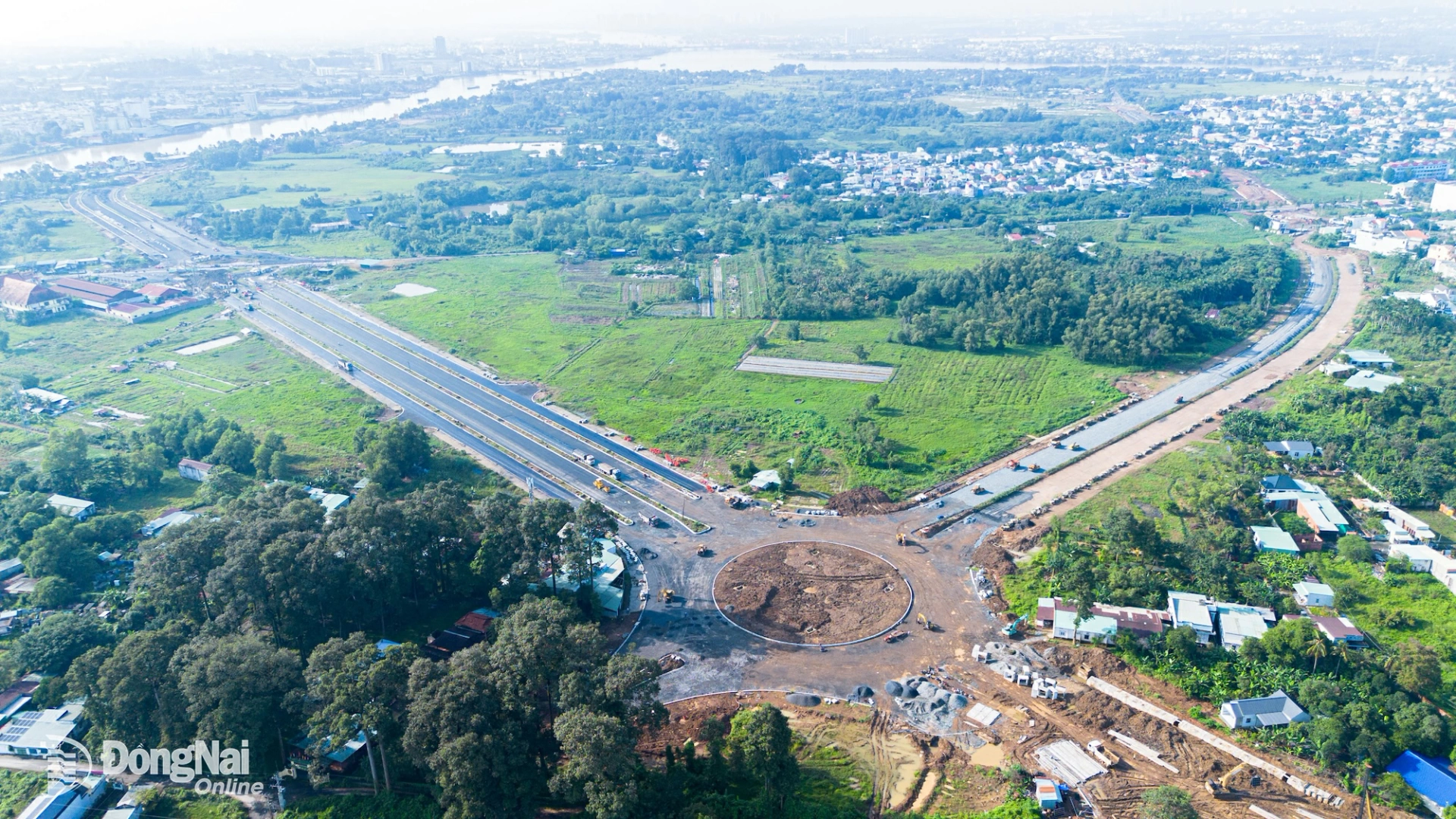 Nhánh 2 (phía bên phải) dài hơn 1,7km, thi công đạt khoảng 60%. Nhánh 2 có điểm đầu tại vòng xoay giao với nhánh 1 tại Cù lao Hiệp Hòa, điểm cuối giao với đường Đặng Văn Trơn tại nút giao đường đầu cầu Bửu Hòa. Ảnh: Minh Tài