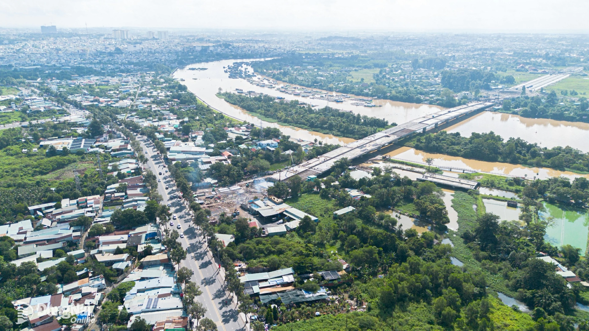 Cầu Thống Nhất bắc qua sông Cái, kết nối khu vực đô thị trung tâm với Cù lao Hiệp Hòa là hạng mục quan trọng nhất của dự án. Ảnh: Minh Tài