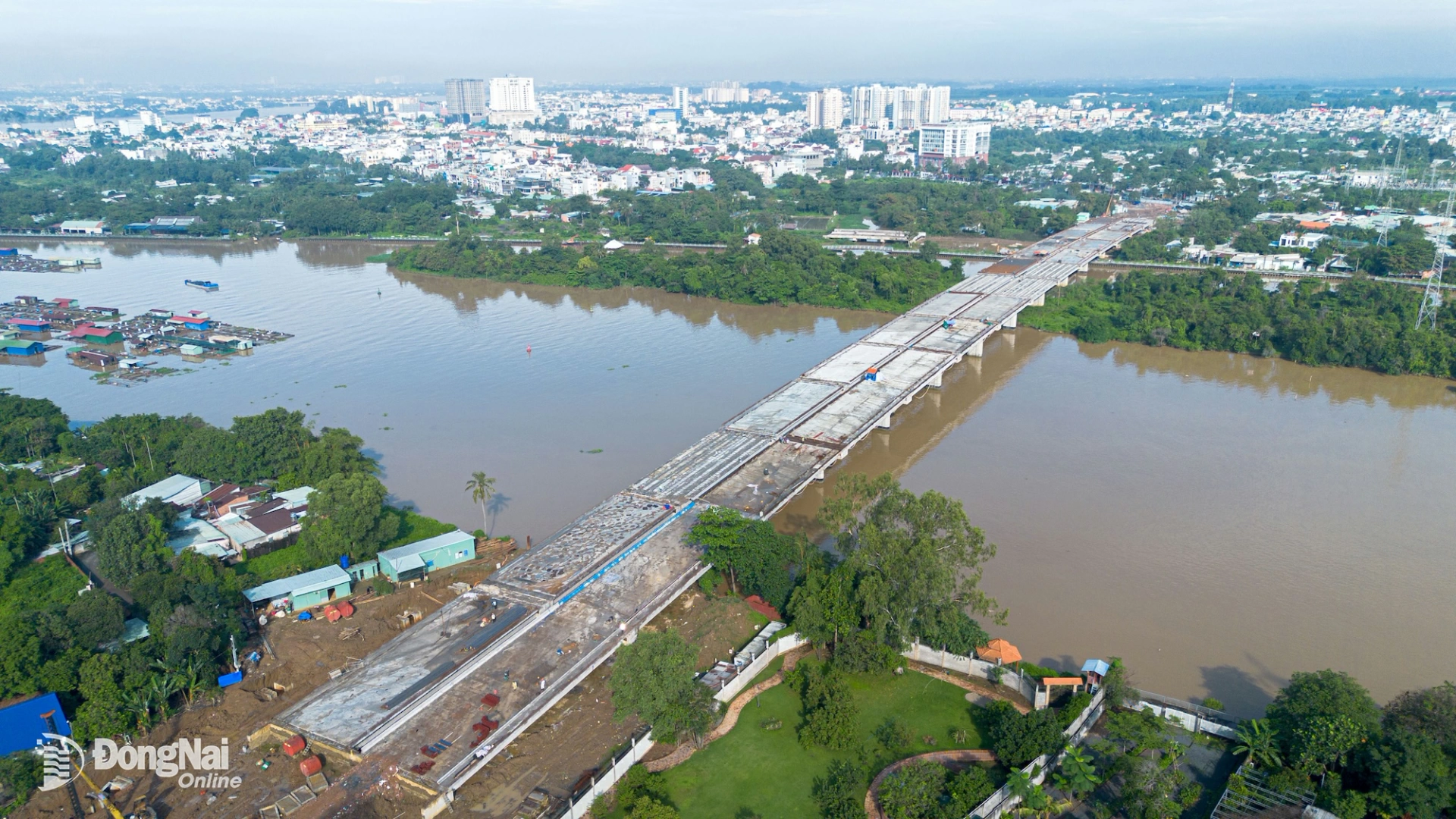 Theo thiết kế, cầu Thống Nhất có quy mô từ 6-10 làn xe, bề rộng 45-95m, chiều dài khoảng 765m, trong đó cầu chính dài 559m. Khối lượng thi công hiện đạt gần 360,3/479 tỷ đồng, tương đương hơn 75%. Ảnh: Minh Tài