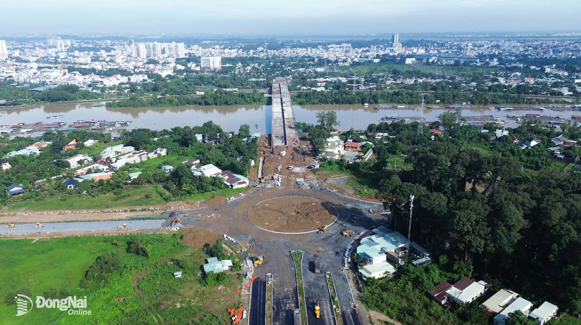 Phía Cù lao Hiệp Hòa, hiện vẫn còn vướng mặt bằng của 3 hộ dân thuộc phạm vi đường song hành đường đầu cầu Thống Nhất. Địa phương đang tập trung đẩy nhanh công tác bồi thường giải phóng mặt bằng để bàn giao phần còn lại trong tháng 10-2025. Ảnh: Minh Tài
