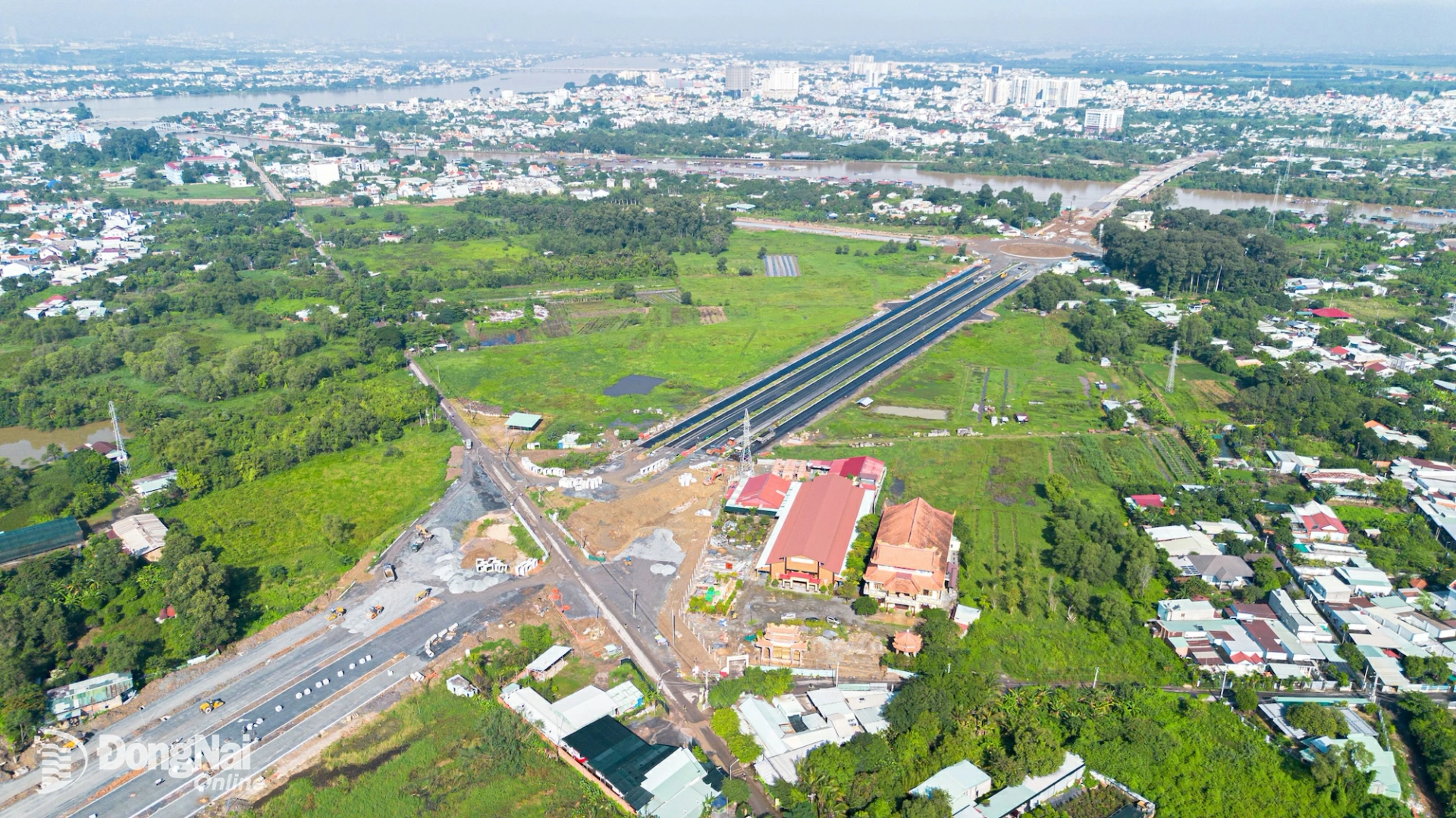 Trước đó vào giữa tháng 9, chùa Tỉnh Hội (nằm phía Cù lao Hiệp Hòa) đã bàn giao gần 4 ngàn mét vuông đất để thực hiện Dự án Đường trục trung tâm. Ảnh: Minh Tài