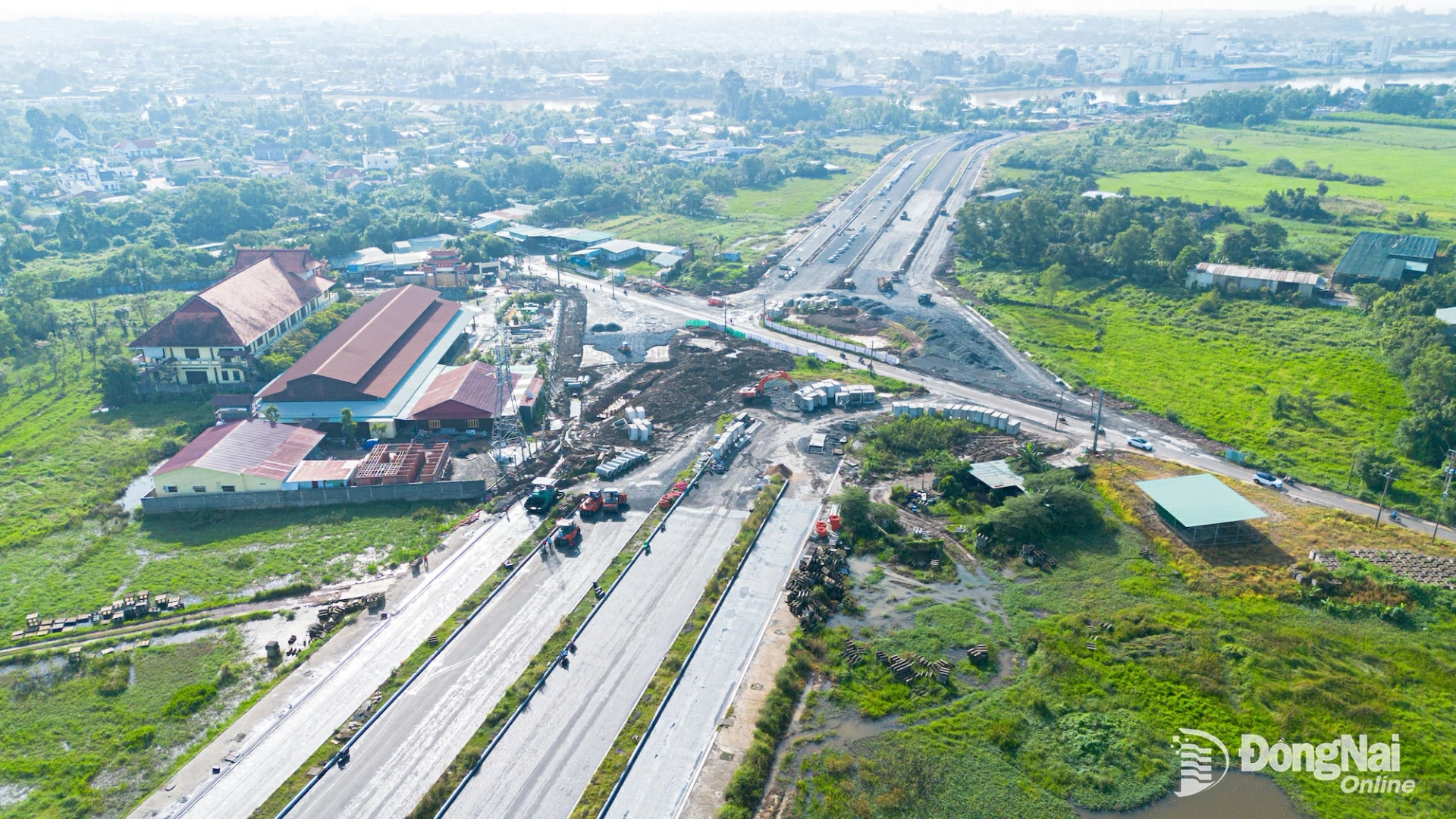 Tính chung toàn dự án, có 396 hộ dân thuộc diện thu hồi đất với tổng diện tích gần 34,4ha. Hiện mặt bằng thi công dự án đạt hơn 30,7ha, tương đương hơn 92% diện tích. Ảnh: Minh Tài