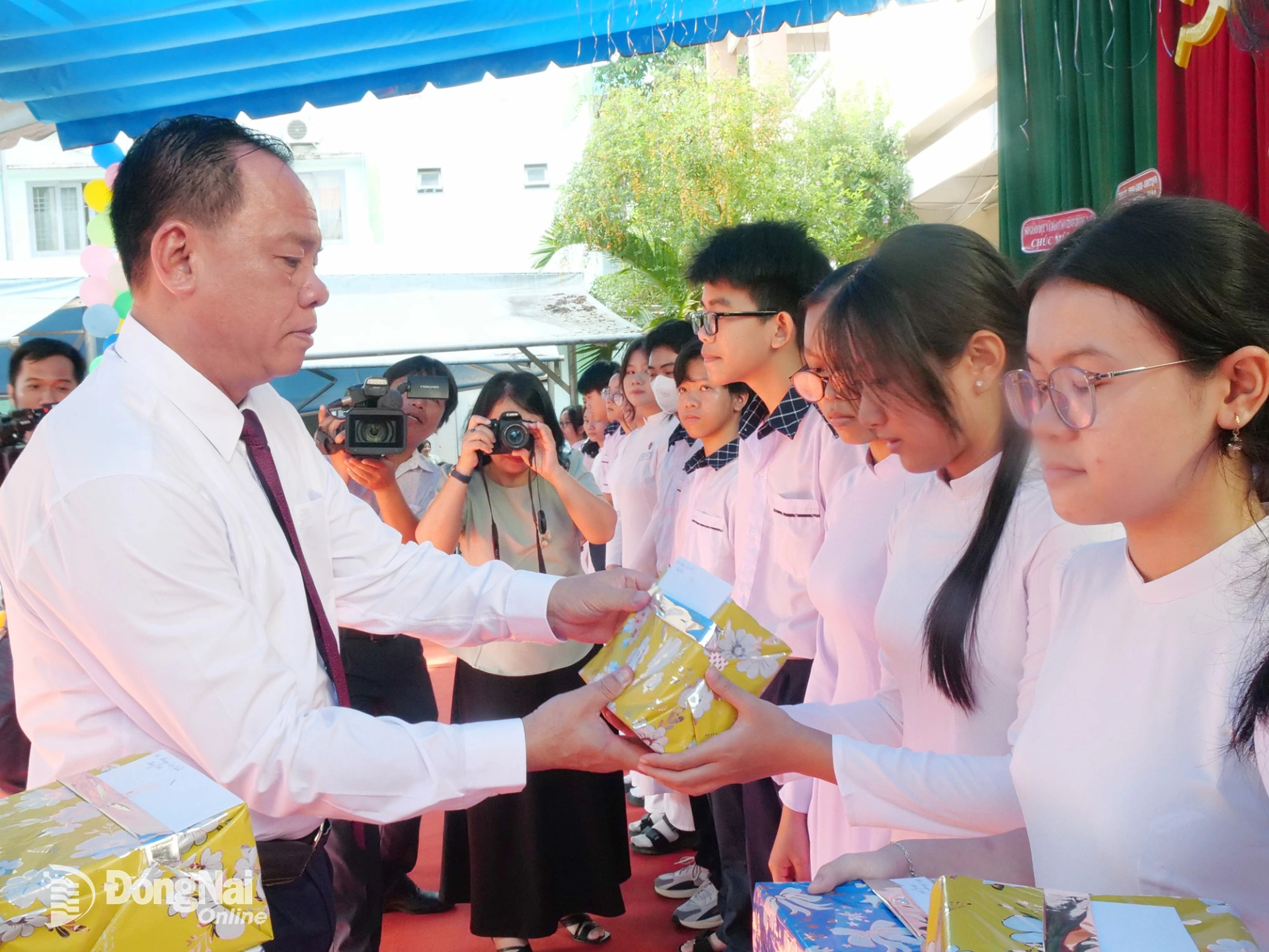 Phó Bí thư Tỉnh ủy, Chủ tịch UBND tỉnh Đồng Nai Võ Tấn Đức tặng quà cho học sinh Trường THPT Phước Thiền (xã Nhơn Trạch, tỉnh Đồng Nai) trong ngày khai giảng năm học 2025-2026. Ảnh: Hạnh Dung