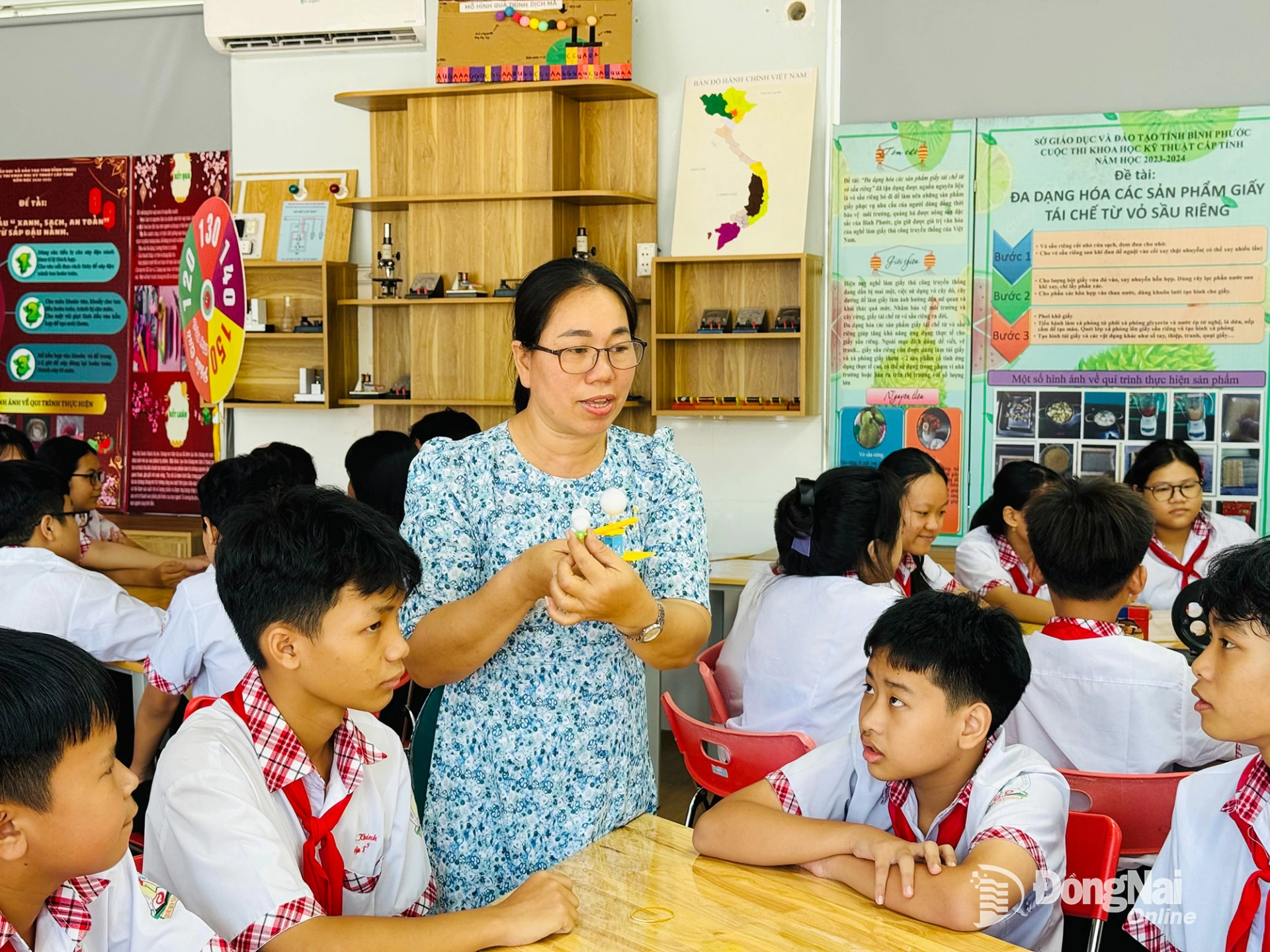Cô trò Trường THCS Tân Xuân (phường Bình Phước) trong giờ học thực hành. Ảnh: Hạnh Dung