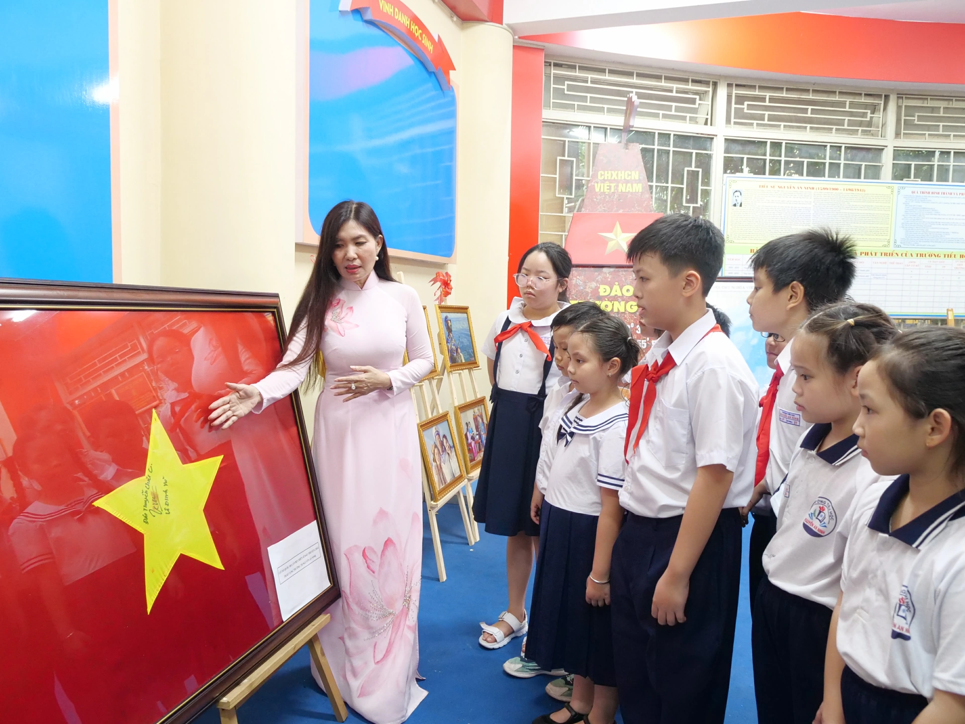 Hiệu trưởng Trường tiểu học Nguyễn An Ninh Hoàng Thị Ngọc giáo dục truyền thống yêu nước cho học sinh. Ảnh: Hạnh Dung