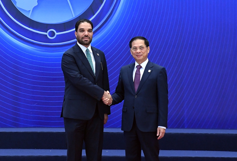 Phó Thủ tướng Bùi Thanh Sơn đón các đại biểu quốc tế đến dự Lễ mở ký - Ảnh VGP/Hải Minh