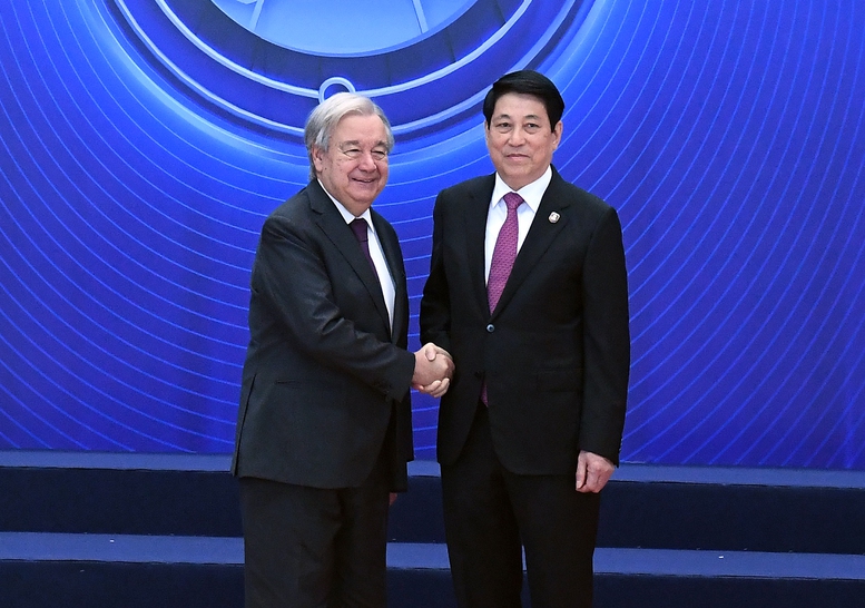 Chủ tịch nước Lương Cường và Tổng Thư ký Liên Hợp Quốc Antonio Guterres tại Lễ mở ký Công ước Hà Nội - Ảnh VGP/Hải Minh