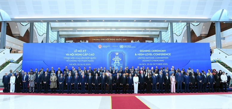 Chủ tịch nước Lương Cường, Tổng Thư ký Liên Hợp Quốc Antonio Guterres và các đại biểu tại Lễ mở ký Công ước Hà Nội - Ảnh VGP/Hải Minh