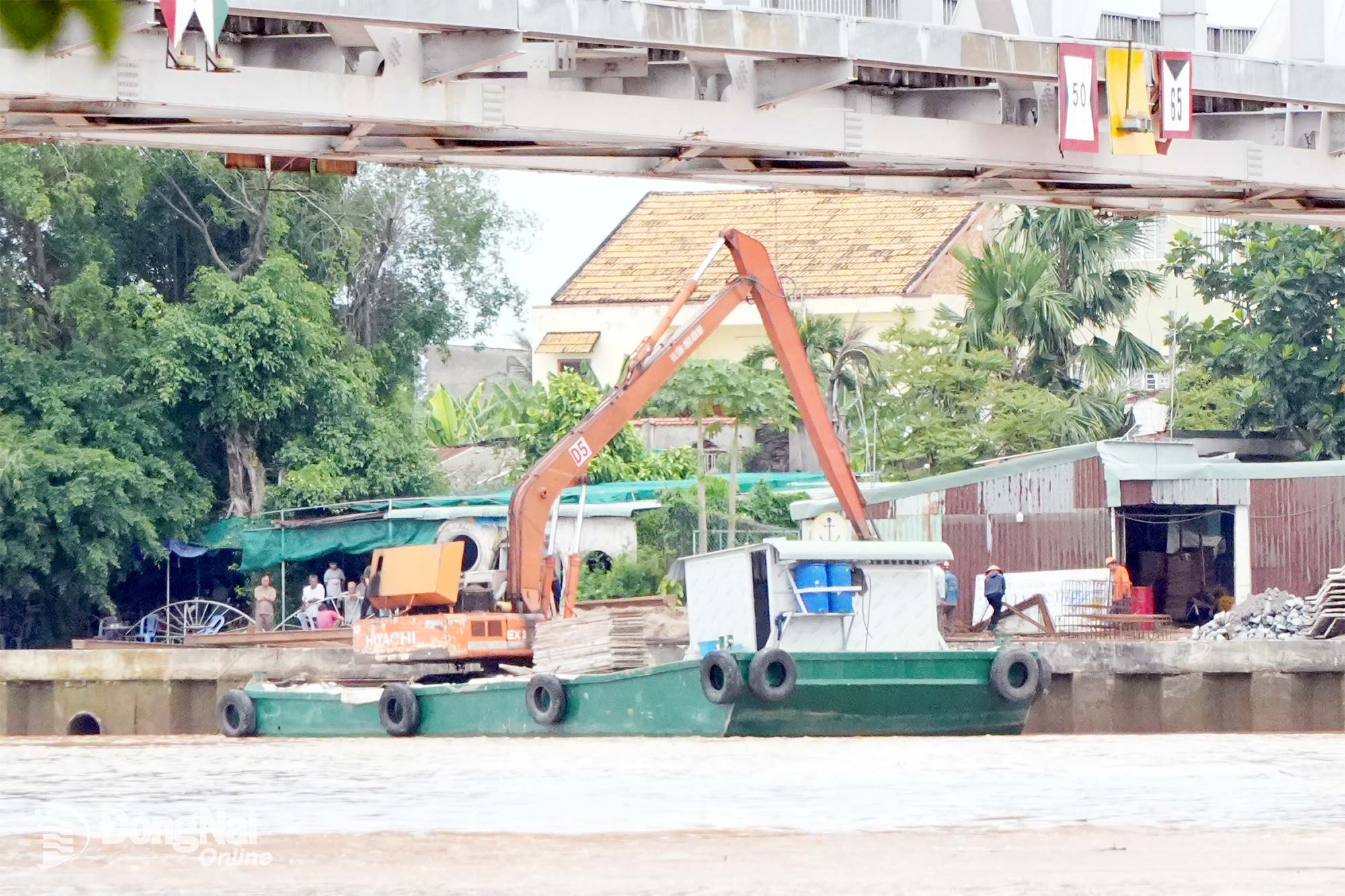 Công trình thi công kè gia cố sông Đồng Nai đoạn từ đình Phước Lư đến khu dân cư dọc sông Rạch Cát (phường Trấn Biên, tỉnh Đồng Nai). Ảnh: Đăng Tùng