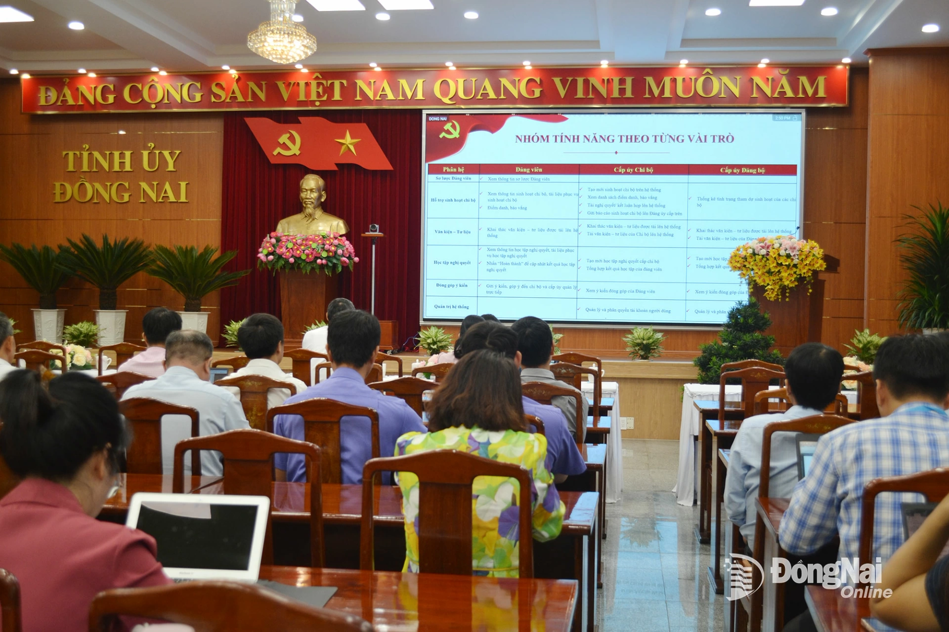 Các đại biểu dự hội nghị tại điểm cầu hội trường lớn trụ sở Tỉnh ủy Đồng Nai. Ảnh: Phương Hằng