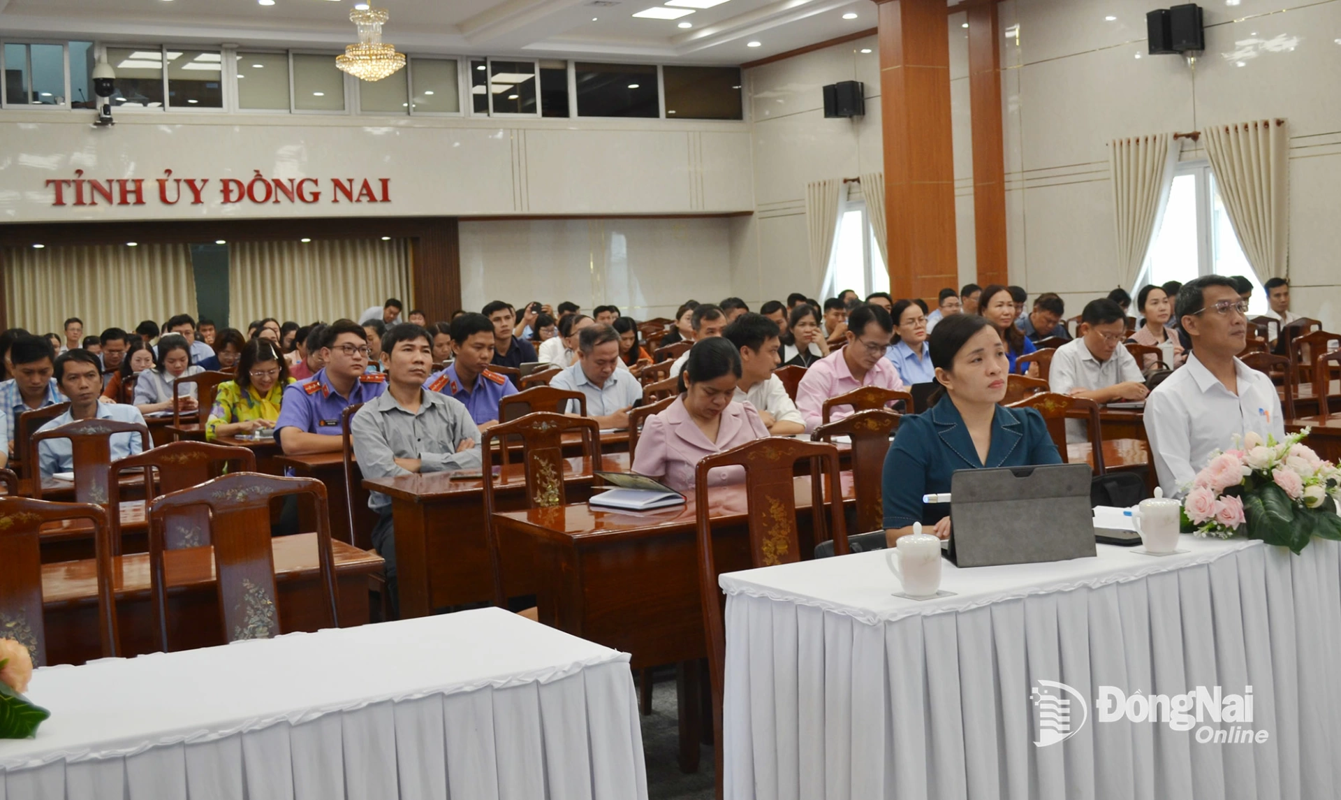 Các đại biểu dự hội nghị tại điểm cầu hội trường lớn trụ sở Tỉnh ủy Đồng Nai. Ảnh: Phương Hằng