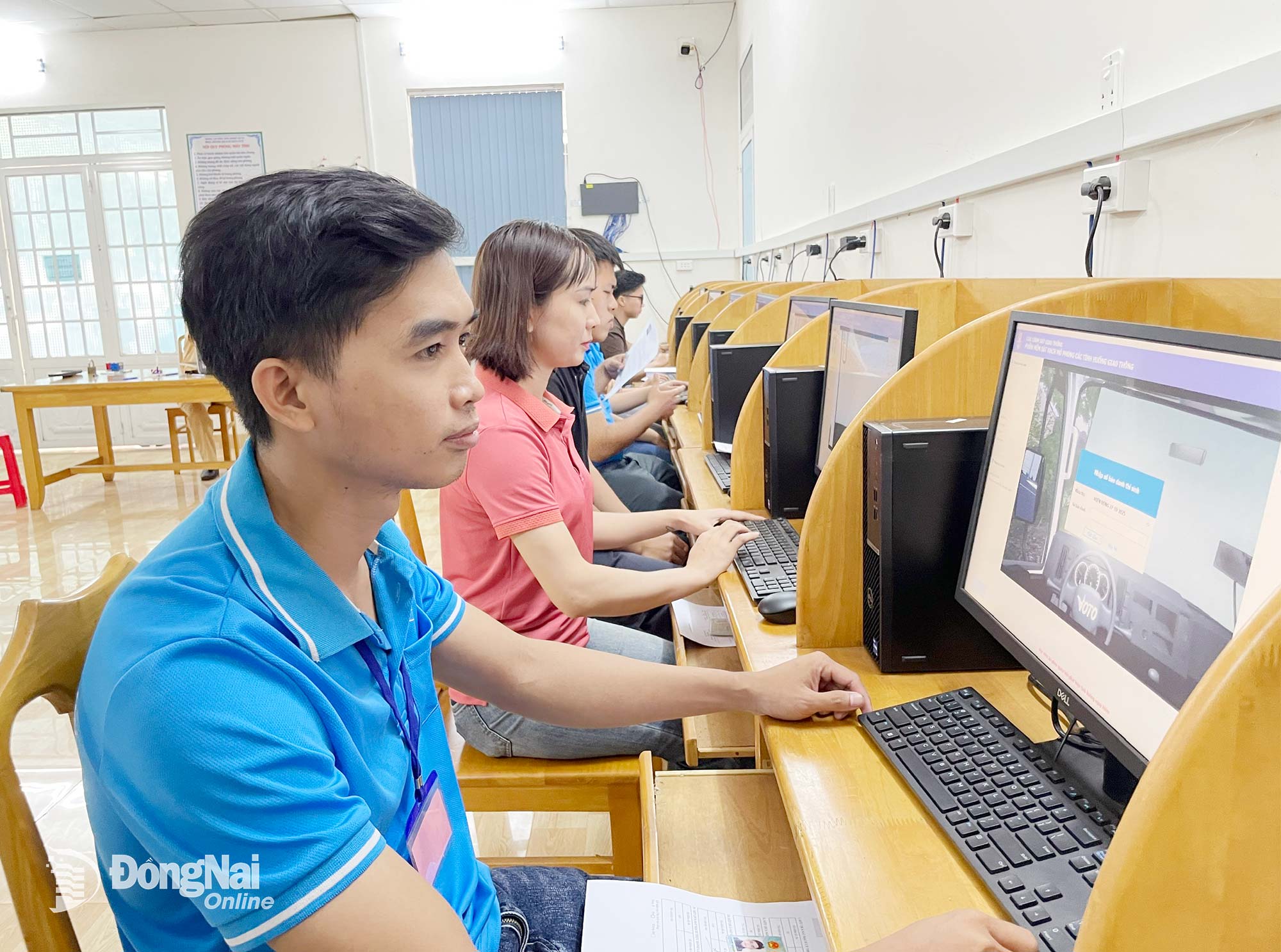 Thí sinh chuẩn bị cho phần thi mô phỏng tại Trung tâm Đào tạo và sát hạch lái xe, Trường cao đẳng Miền Đông, phường Bình Phước. Ảnh: Ngân Hà