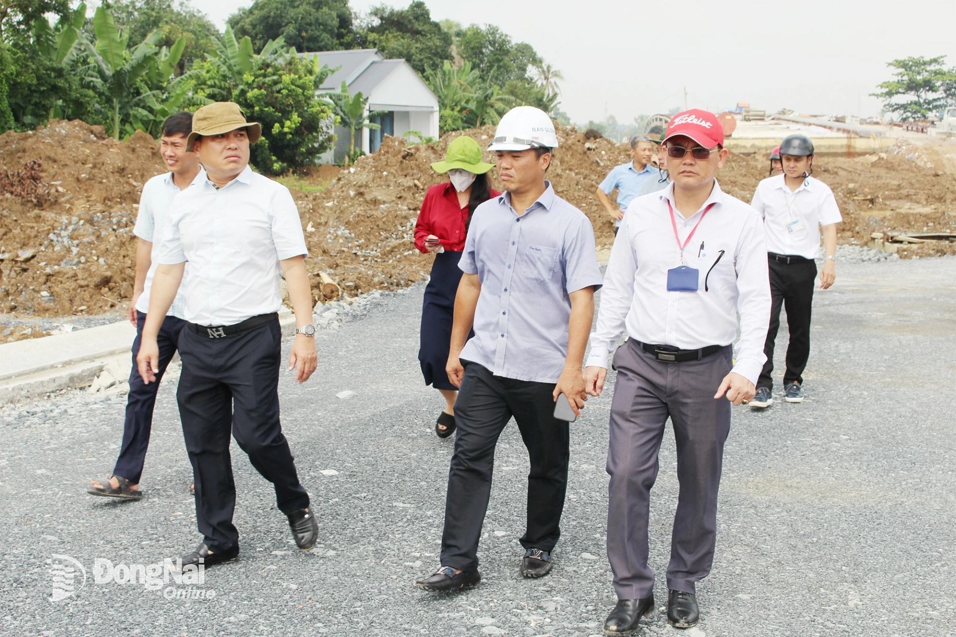 Ủy viên Ban Thường vụ Tỉnh ủy, Bí thư Đảng ủy, Chủ tịch HĐND phường Trấn Biên Hồ Văn Nam kiểm tra tiến độ dự án vào sáng 5-11. Ảnh: Khắc Thiết