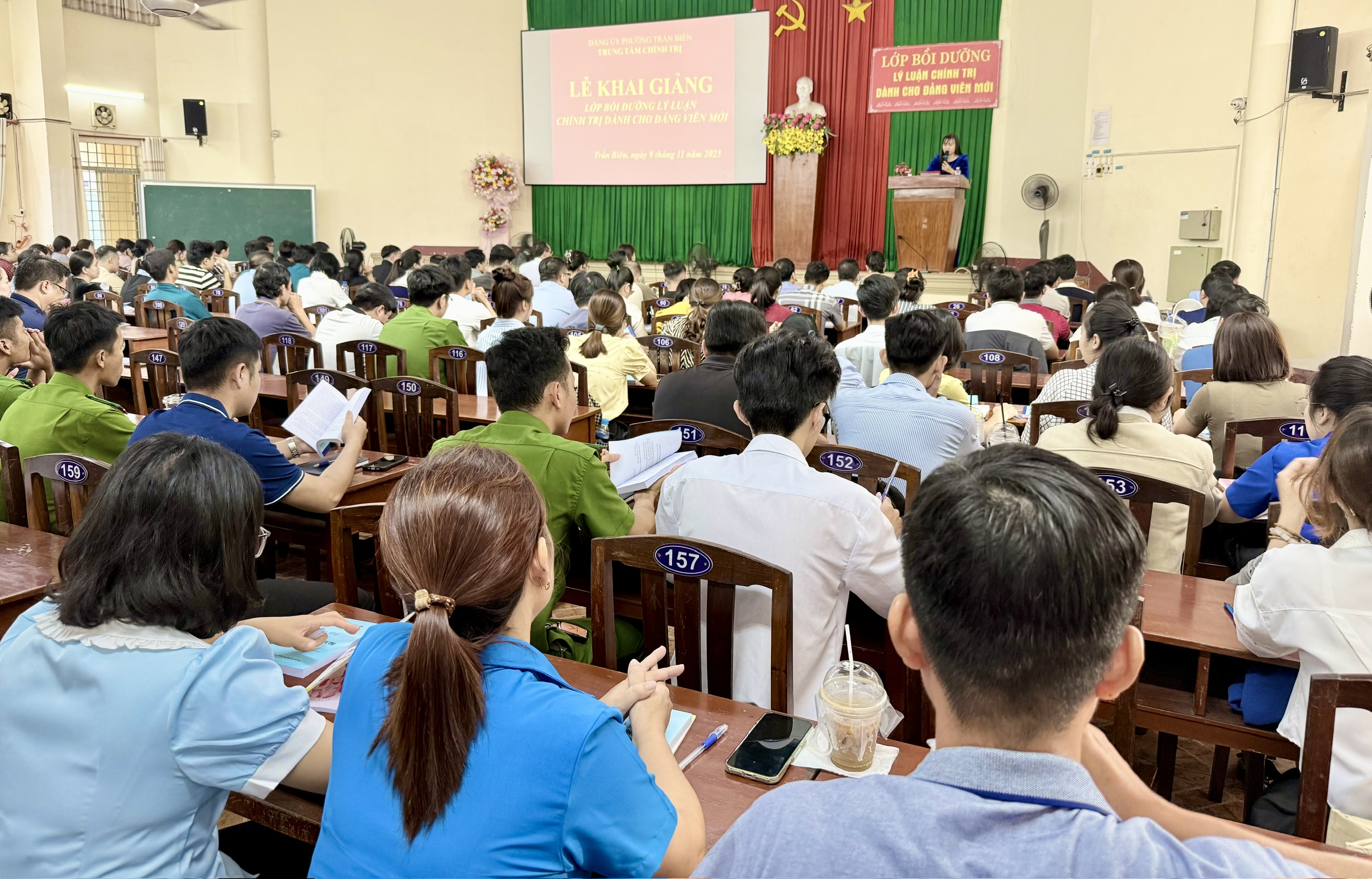 Lễ khai giảng lớp bồi dưỡng lý luận chính trị dành cho đảng viên mới
