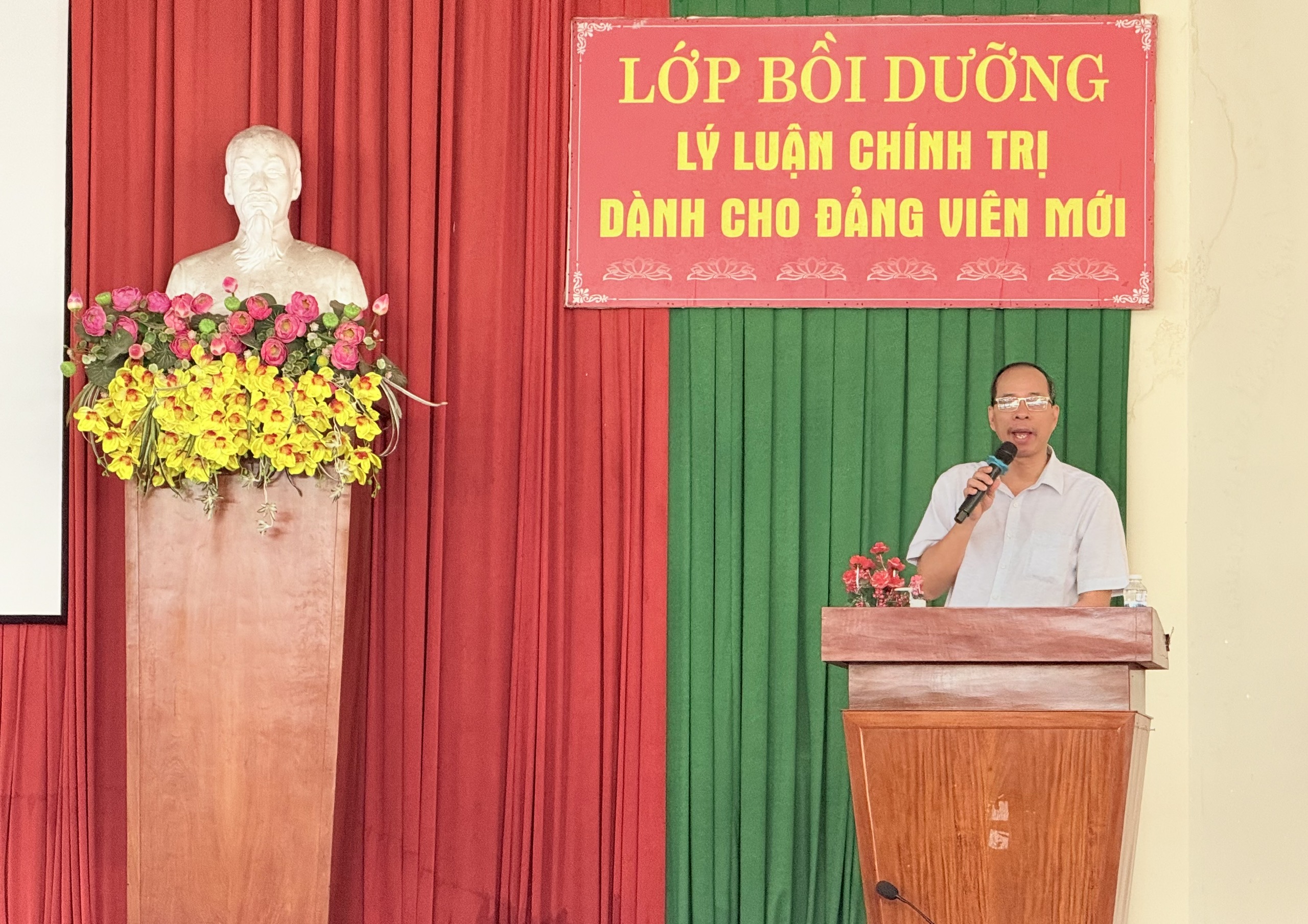 Phó Giám đốc Trung tâm chính trị Trấn Biên Ông Nguyễn Văn Hóa phổ biến quy định và nội quy lớp học.