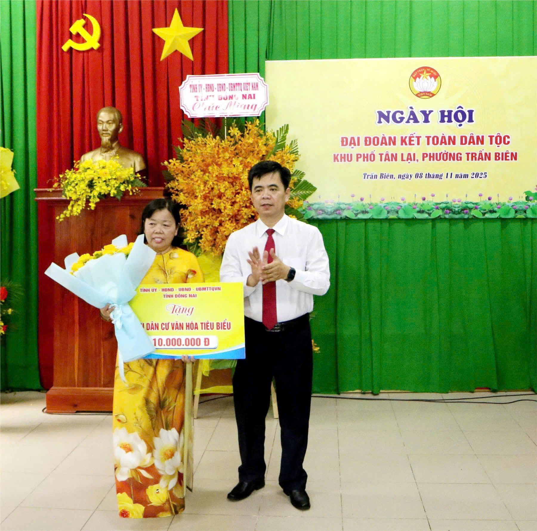 Ông Lâm Tấn Khải - Phó Bí thư thường trực Đảng uỷ trao tặng danh hiệu Khu dân cư tiêu biểu