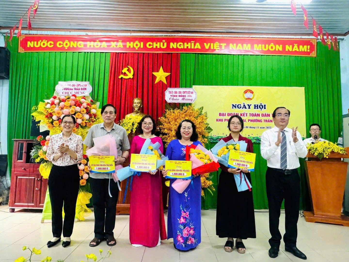 Bà Phạm Thị Ngọc Minh - Phó trưởng ban công tác nông dân, CQ UBMTTQ tỉnh và Ông Nguyễn Duy Tân - Phó bí thư Đảng uỷ, Chủ tịch UBND phường trao tặng danh hiệu hộ gia đình văn hoá cho các gia đình