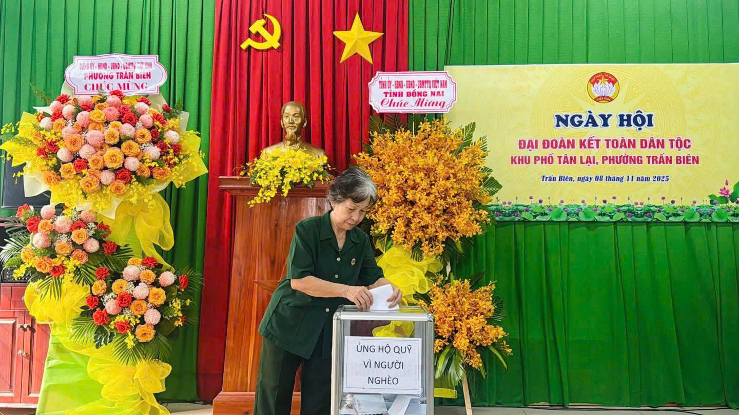 Các đồng chí lãnh đạo tặng học bổng cho các em học sinh có hoàn cảnh khó khăn