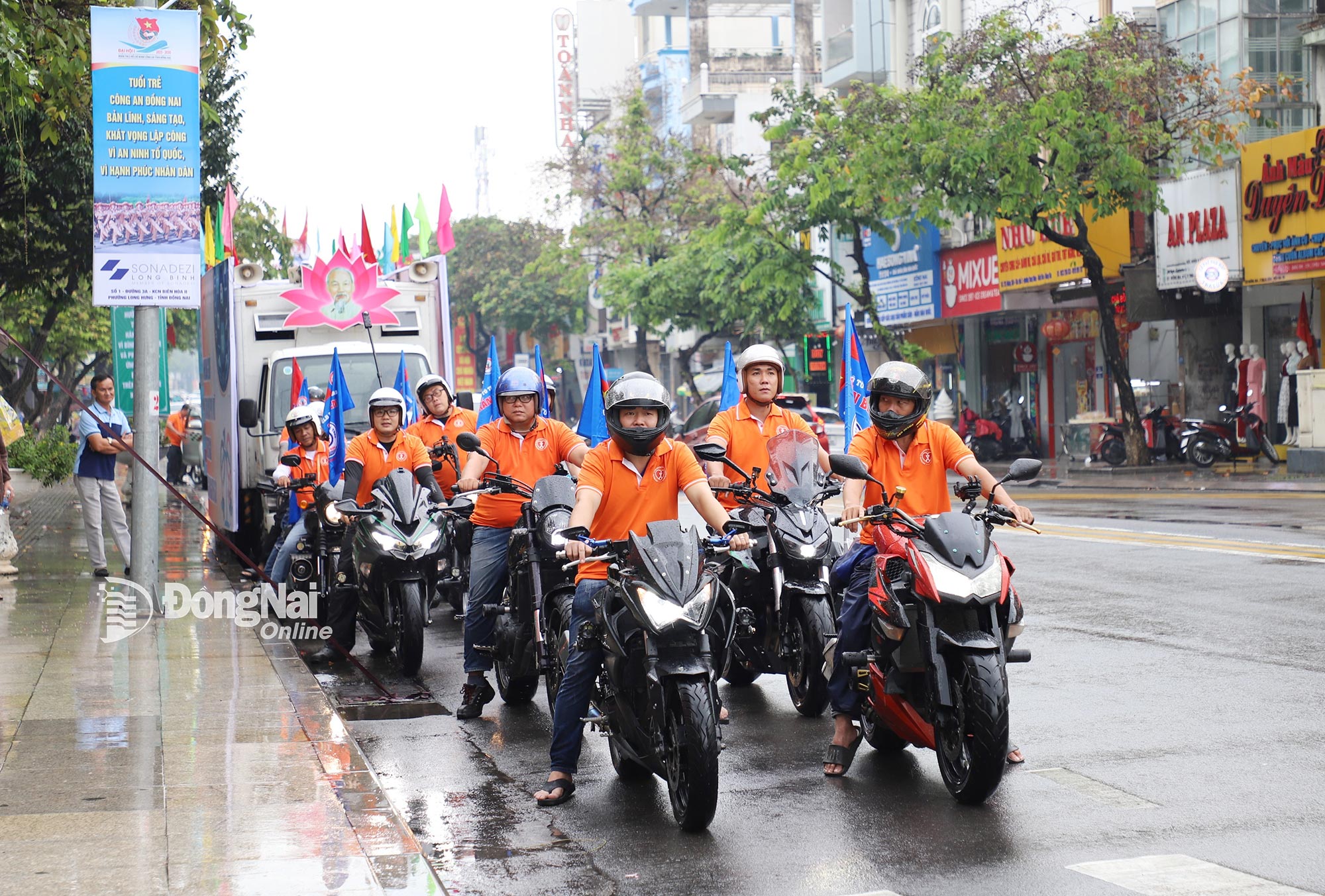 Đoàn xe mô tô tham gia diễu hành tại lễ phát động. Ảnh: My Ny