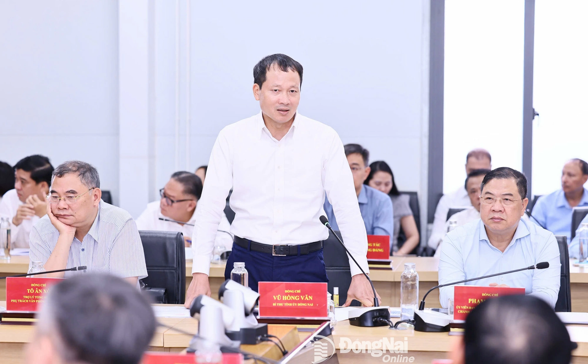 Đồng chí Vũ Hồng Văn, Bí thư Tỉnh ủy, Trưởng đoàn Đại biểu Quốc hội tỉnh Đồng Nai phát biểu tại buổi làm việc. Ảnh: Công Nghĩa