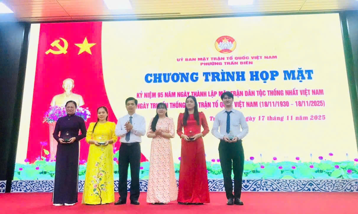 Biểu dương các tập thể, cá nhân có nhiều đóng góp trong việc ủng hộ đồng bào bị bão lũ