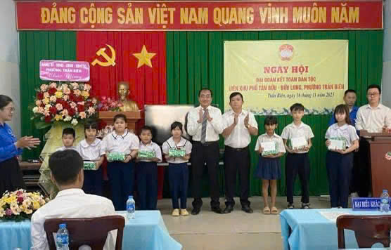 Ông Nguyễn Duy Tân - Chủ tịch UBND phường trao học bổng cho các em học sinh